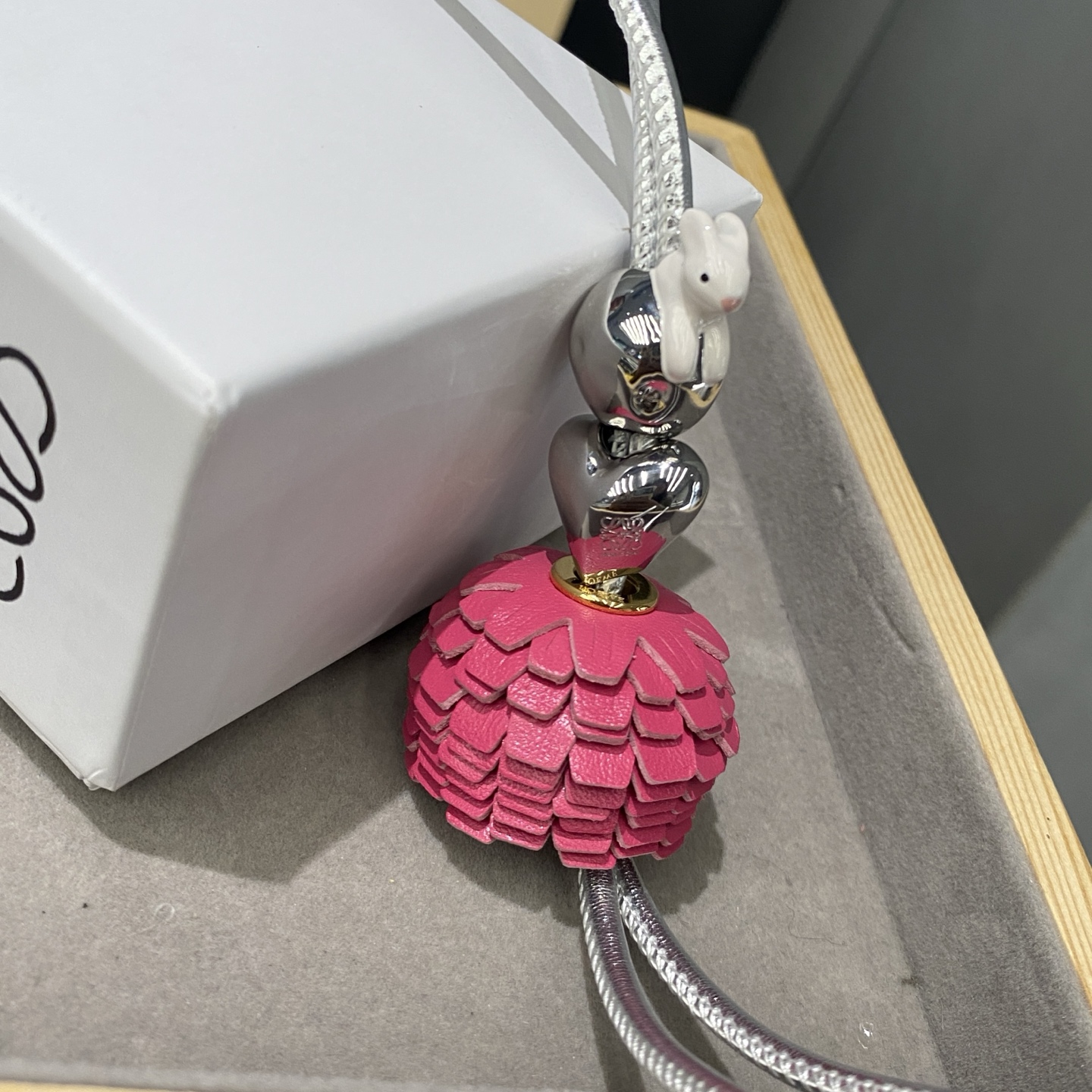-新品‼️罗意威Loewe 牛皮革🌙月兔拼花串珠挂饰/挂件
饰有牛皮革环带和Anagram骰子。
采用进