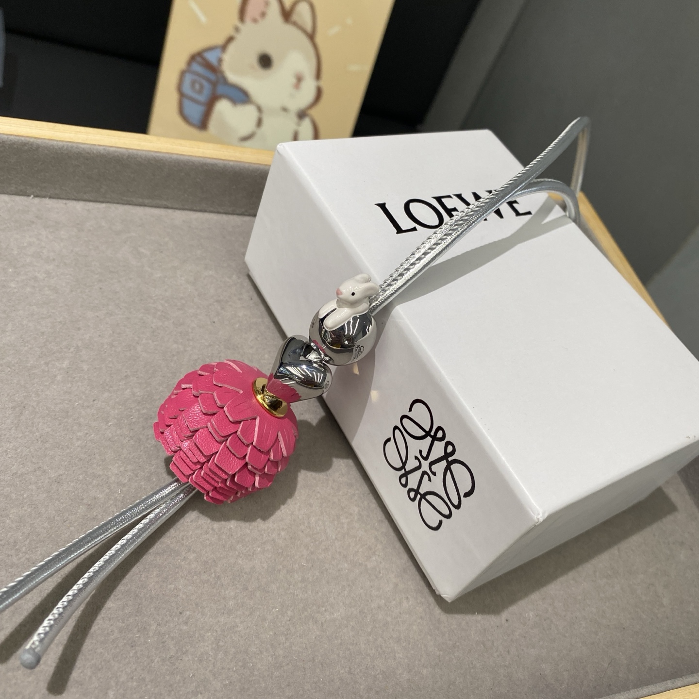 -新品‼️罗意威Loewe 牛皮革🌙月兔拼花串珠挂饰/挂件
饰有牛皮革环带和Anagram骰子。
采用进