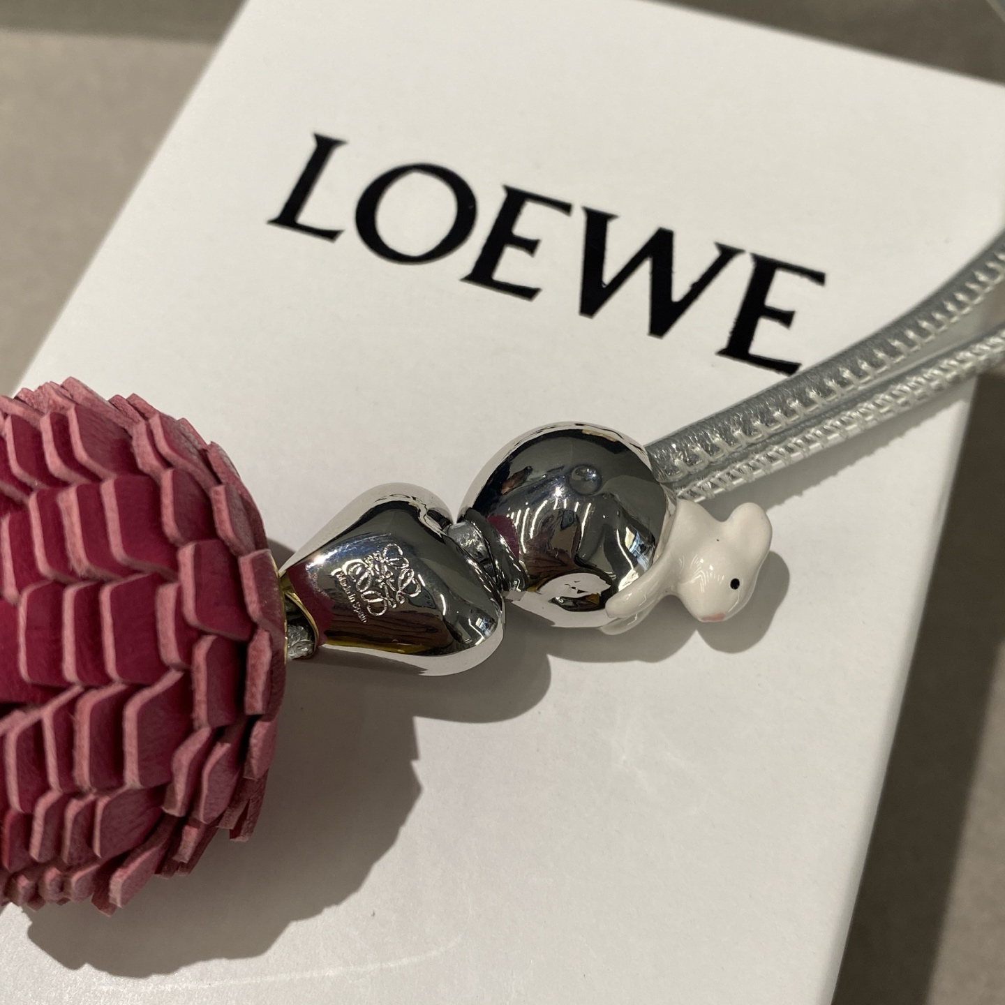 -新品‼️罗意威Loewe 牛皮革🌙月兔拼花串珠挂饰/挂件
饰有牛皮革环带和Anagram骰子。
采用进