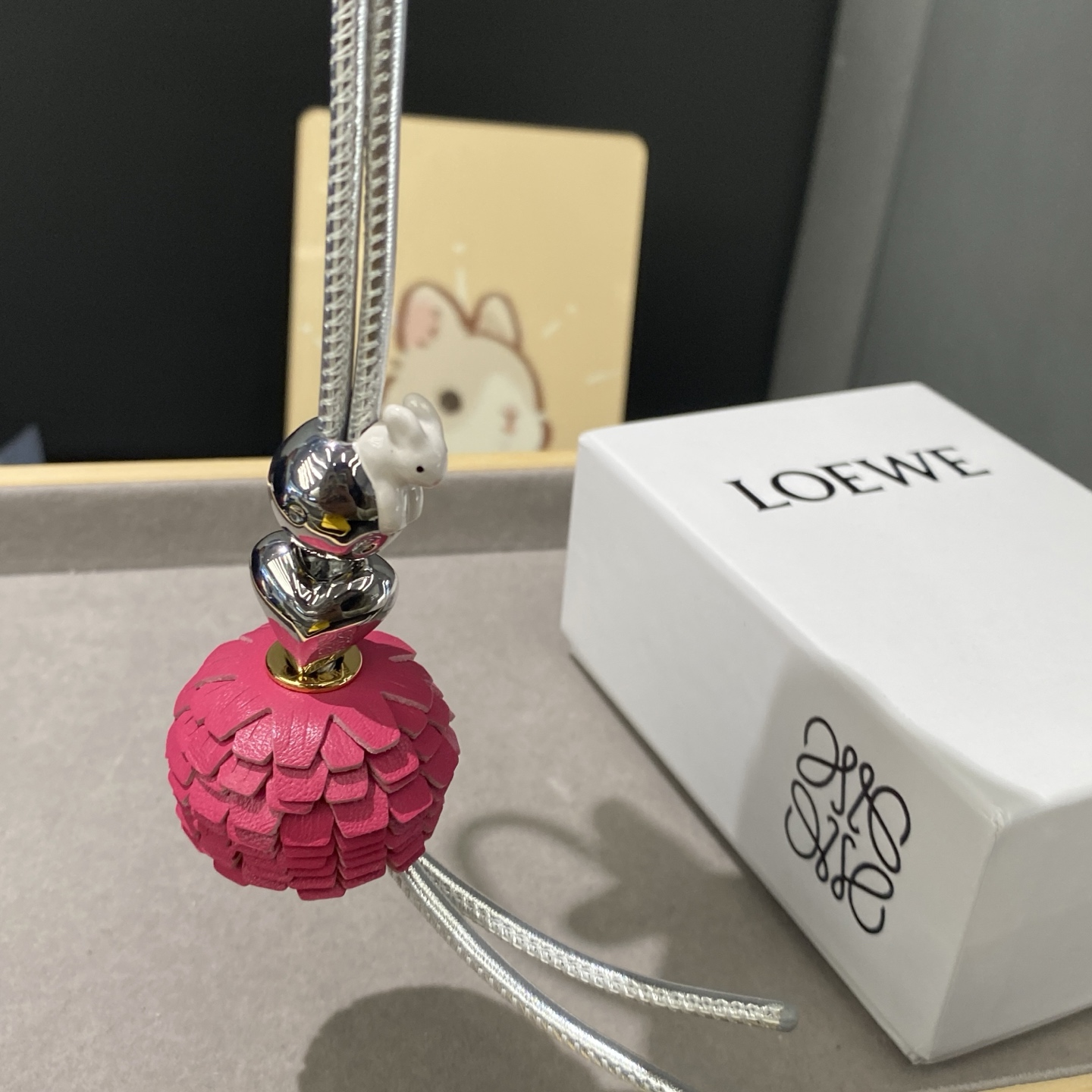 -新品‼️罗意威Loewe 牛皮革🌙月兔拼花串珠挂饰/挂件
饰有牛皮革环带和Anagram骰子。
采用进