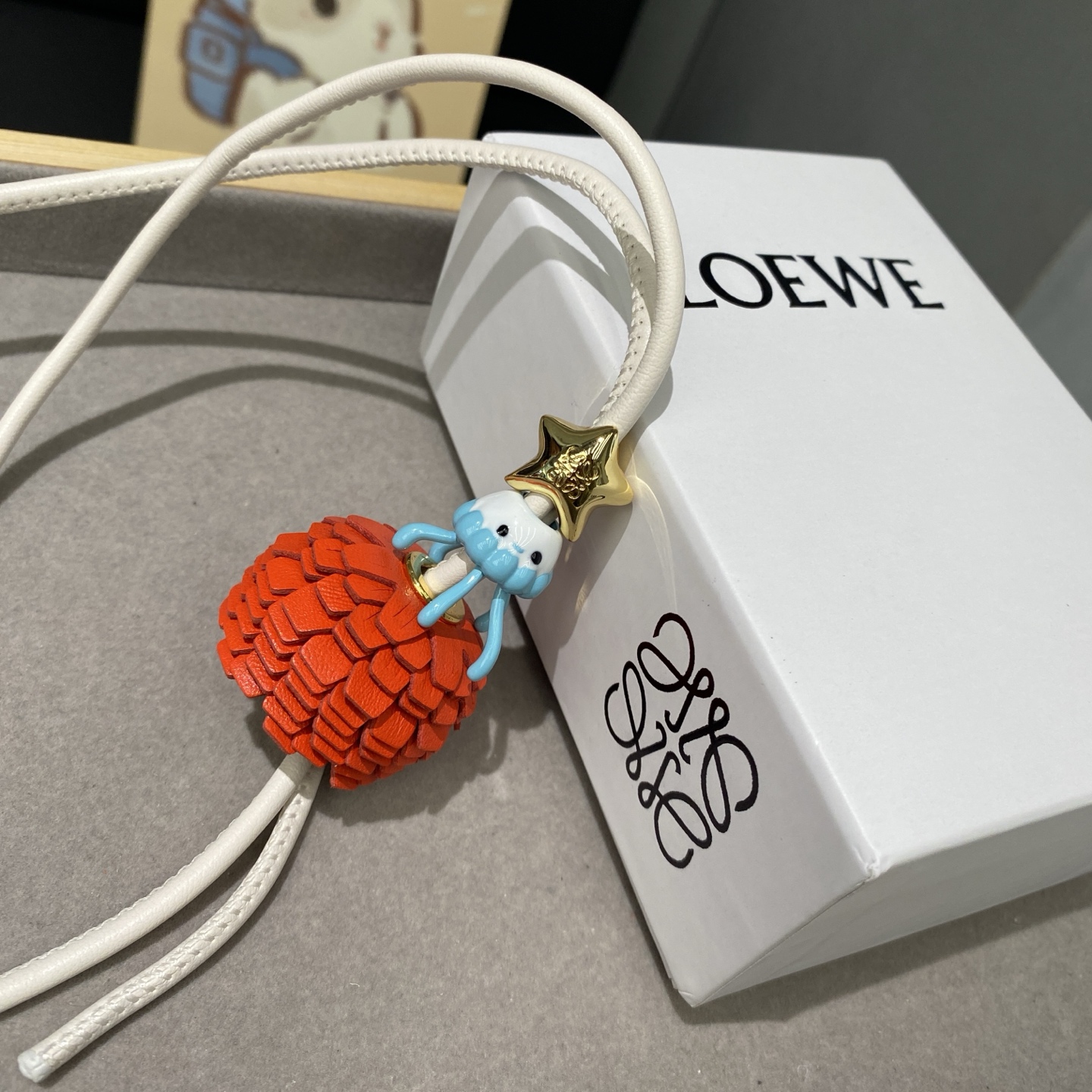 -新品‼️罗意威Loewe 牛皮革水母拼花串珠挂饰/挂件
饰有牛皮革环带和Anagram星星⭐骰子。
采