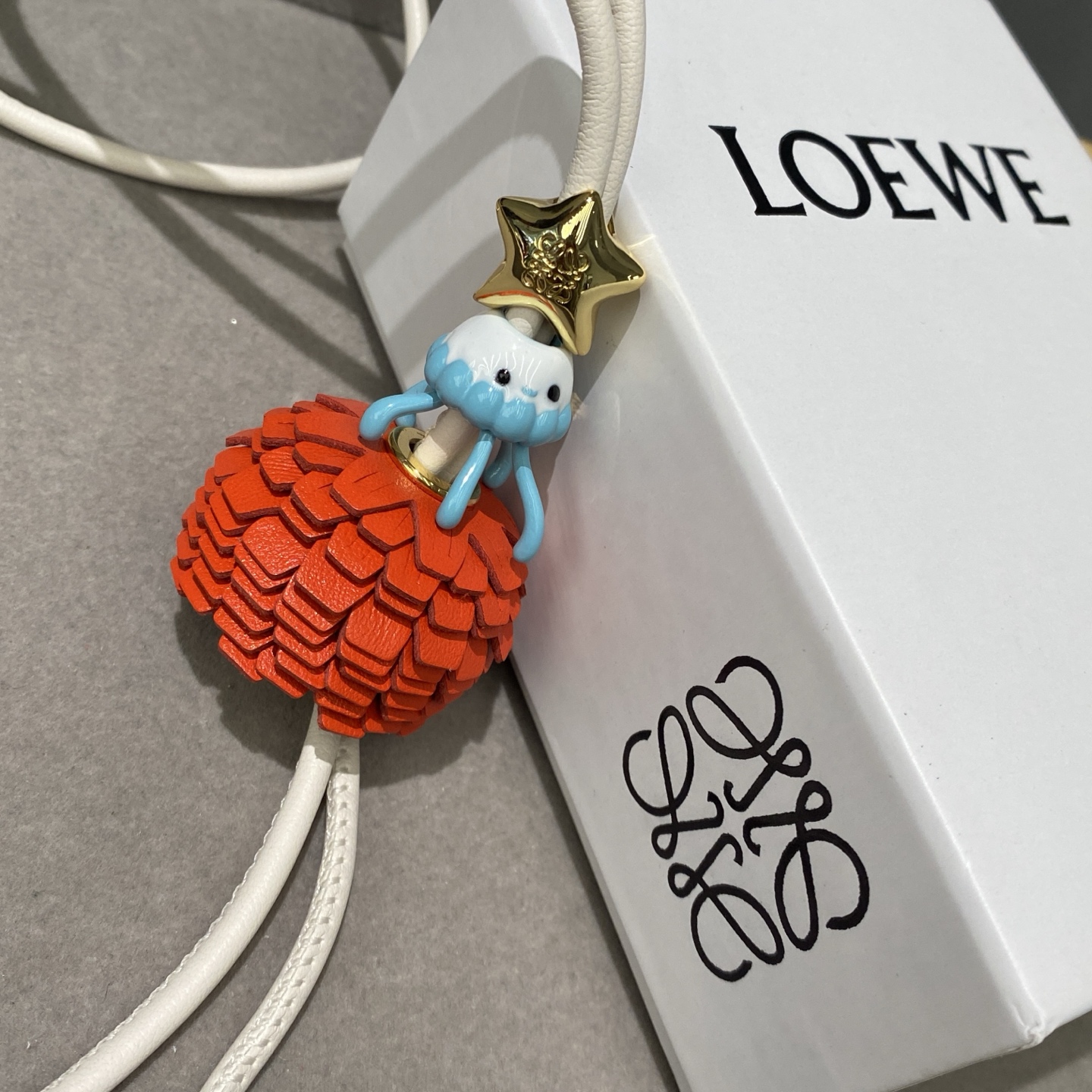 -新品‼️罗意威Loewe 牛皮革水母拼花串珠挂饰/挂件
饰有牛皮革环带和Anagram星星⭐骰子。
采