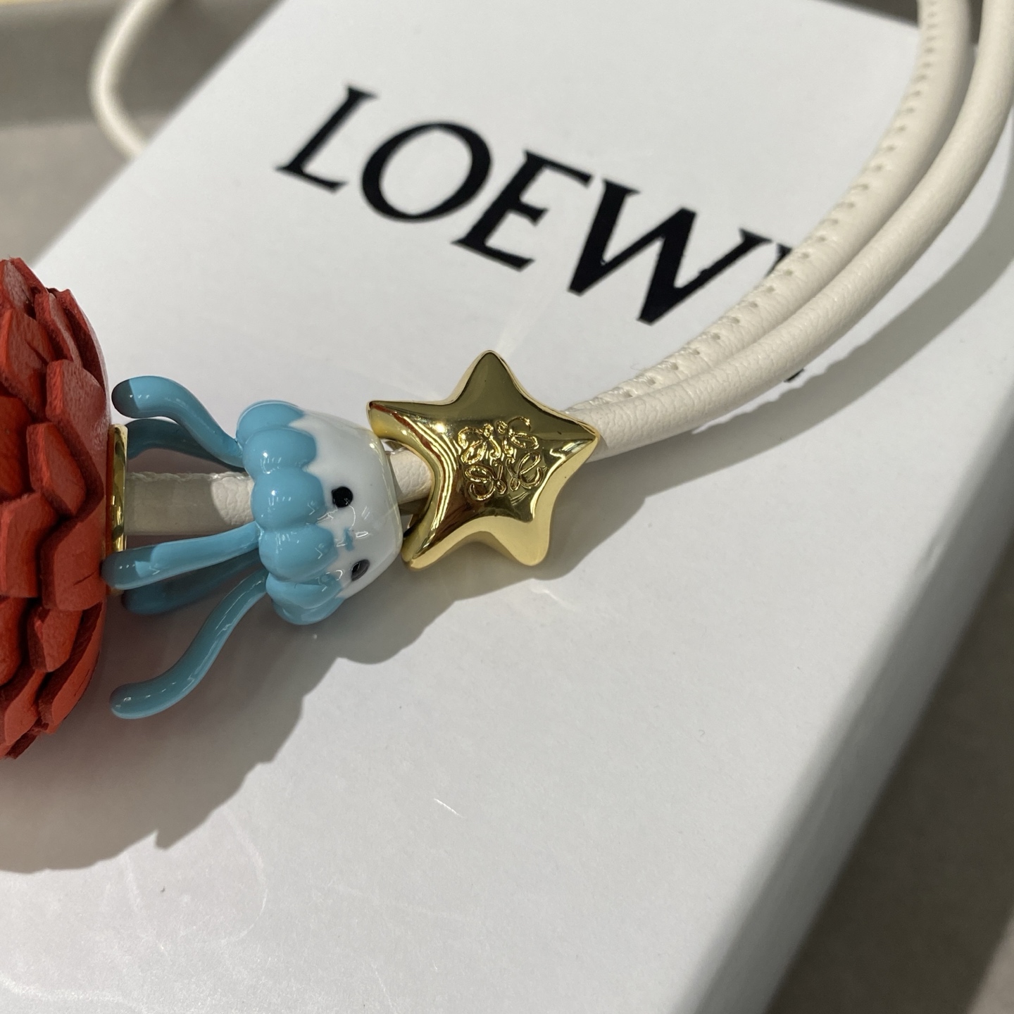 -新品‼️罗意威Loewe 牛皮革水母拼花串珠挂饰/挂件
饰有牛皮革环带和Anagram星星⭐骰子。
采
