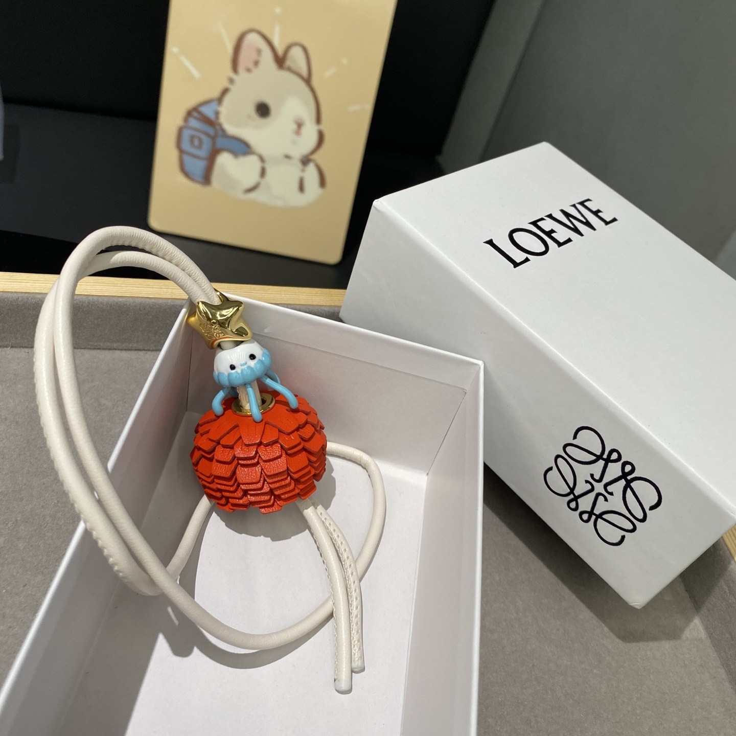 -新品‼️罗意威Loewe 牛皮革水母拼花串珠挂饰/挂件
饰有牛皮革环带和Anagram星星⭐骰子。
采