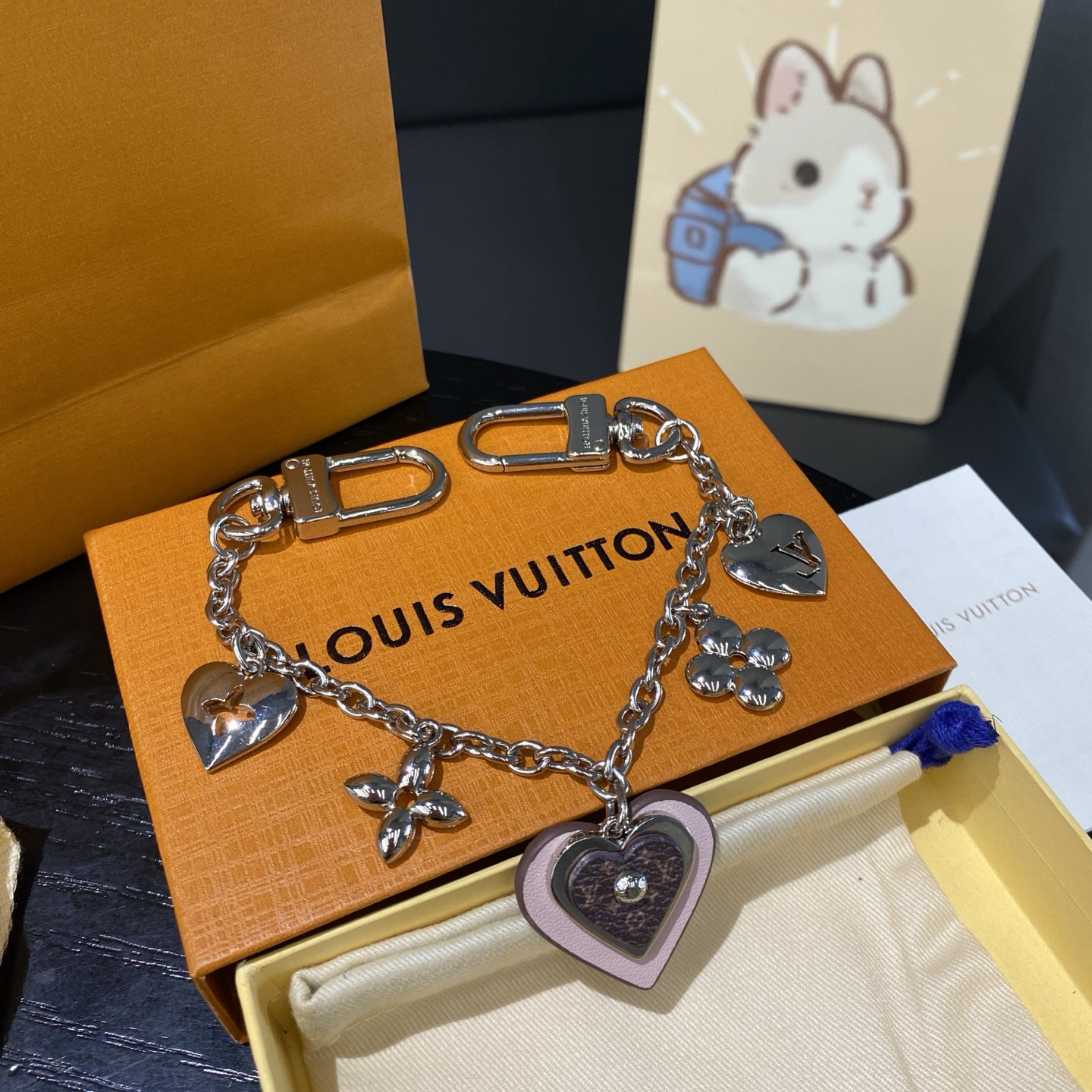 NO:617236,Lujia's new products are new, the LV love leather bag ornament (Louis Vuitton) is a classic and timeless work. In order to pay tribute to the classic, LV creative director Nicolas Ghesquiere not only launched etite Malle bag charms inspired by LV's love, but also launched the etite Malle series inspired by this, further spreading the classics and traditions of LV!  bag chain,,louis vuitton,louis vuitton,louis vuitton,louis vuitton19860909驴家新品新款上新 LV爱心皮包饰（Louis Vuitton）的经典永恒之作.LV创意总监Nicolas Ghesquiere为了向经典致敬,不仅推出了以LV爱心为设计灵感的etite Malle包包挂饰,更是推出了以此为灵感的etite Malle系列,将LV的经典与传统进一步传颂！包链,,louis vuitton,louis vuitton,louis vuitton,louis vuitton,accessory