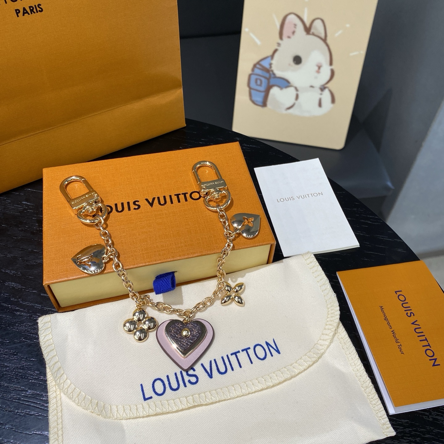 NO:617239,Lujia's new products are new, the LV love leather bag ornament (Louis Vuitton) is a classic and timeless work. In order to pay tribute to the classic, LV creative director Nicolas Ghesquiere not only launched etite Malle bag charms inspired by LV's love, but also launched the etite Malle series inspired by this, further spreading the classics and traditions of LV!  Love bag chain,,louis vuitton,louis vuitton,louis vuitton,louis vuitton19860909驴家新品新款上新 LV爱心皮包饰（Louis Vuitton）的经典永恒之作.LV创意总监Nicolas Ghesquiere为了向经典致敬,不仅推出了以LV爱心为设计灵感的etite Malle包包挂饰,更是推出了以此为灵感的etite Malle系列,将LV的经典与传统进一步传颂！爱心包链,,louis vuitton,louis vuitton,louis vuitton,louis vuitton,accessory
