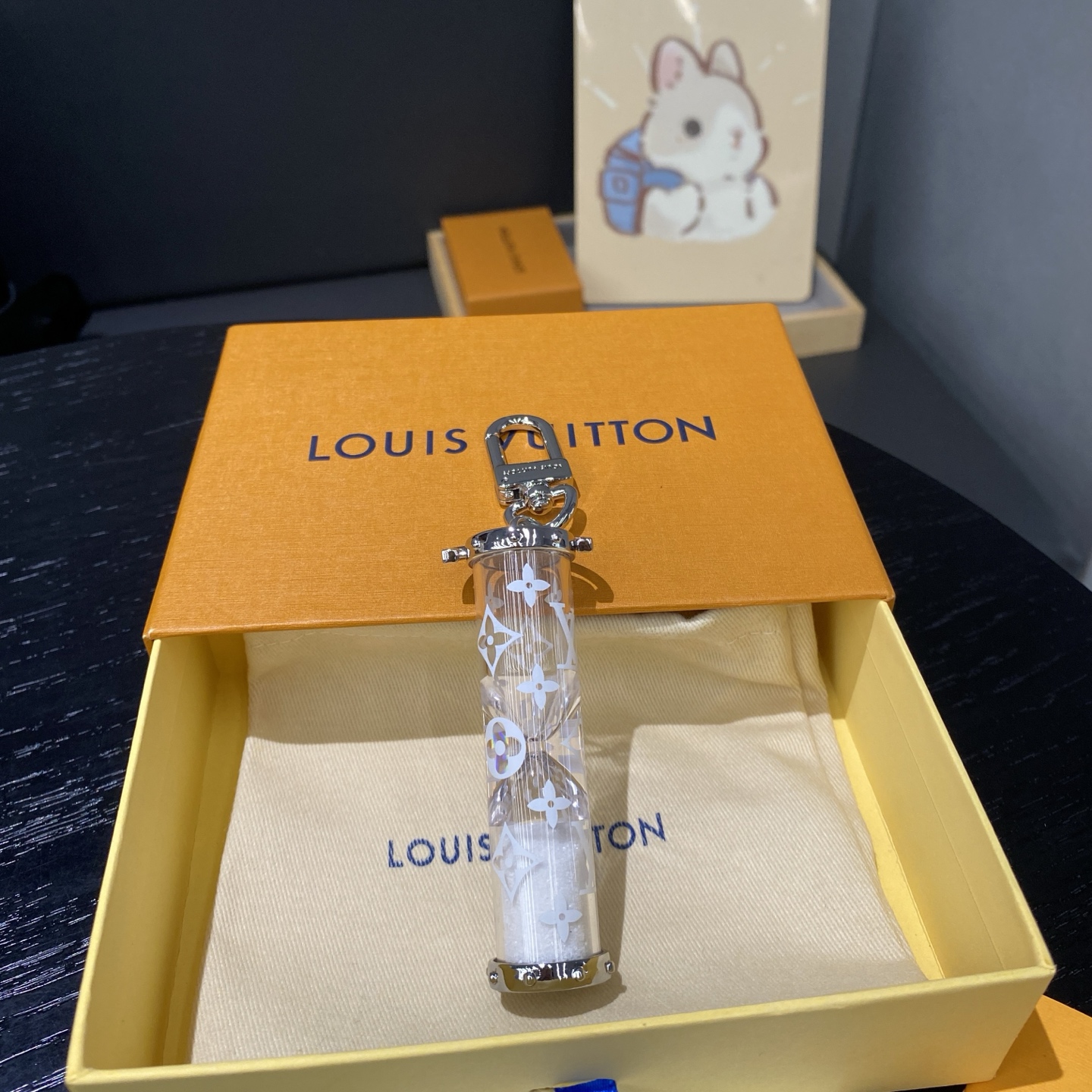 
 LV沙漏钥匙扣
M68830包饰与钥匙扣。
✨LV Chromatic包饰与钥匙扣续写系列设计，采用雾面线条勾勒抛光LV字母挂饰，搭配镂刻路易威登标识的弹簧和圈环，旨在吸引品牌拥趸的目光