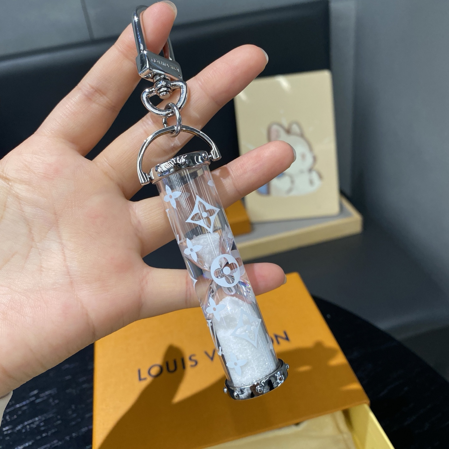 
 LV沙漏钥匙扣
M68830包饰与钥匙扣。
✨LV Chromatic包饰与钥匙扣续写系列设计，采用雾面线条勾勒抛光LV字母挂饰，搭配镂刻路易威登标识的弹簧和圈环，旨在吸引品牌拥趸的目光