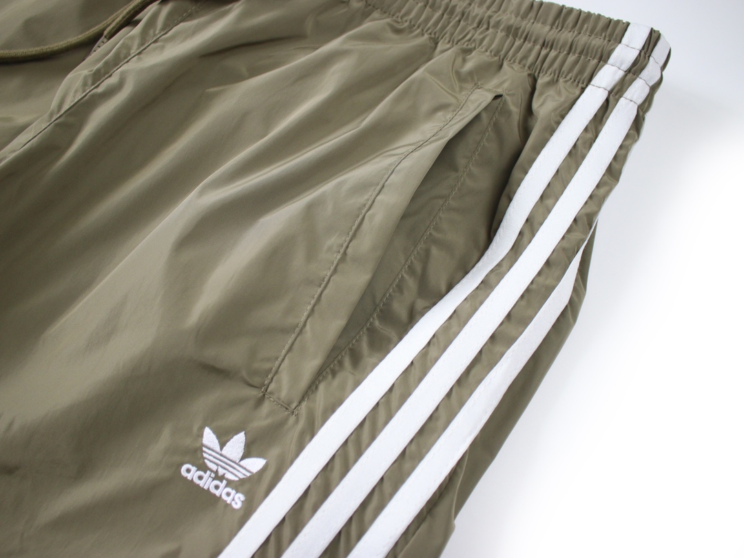 Adidas Classic Three-Stripe Shorts: Timeless Style for Active Individuals - 图片 4