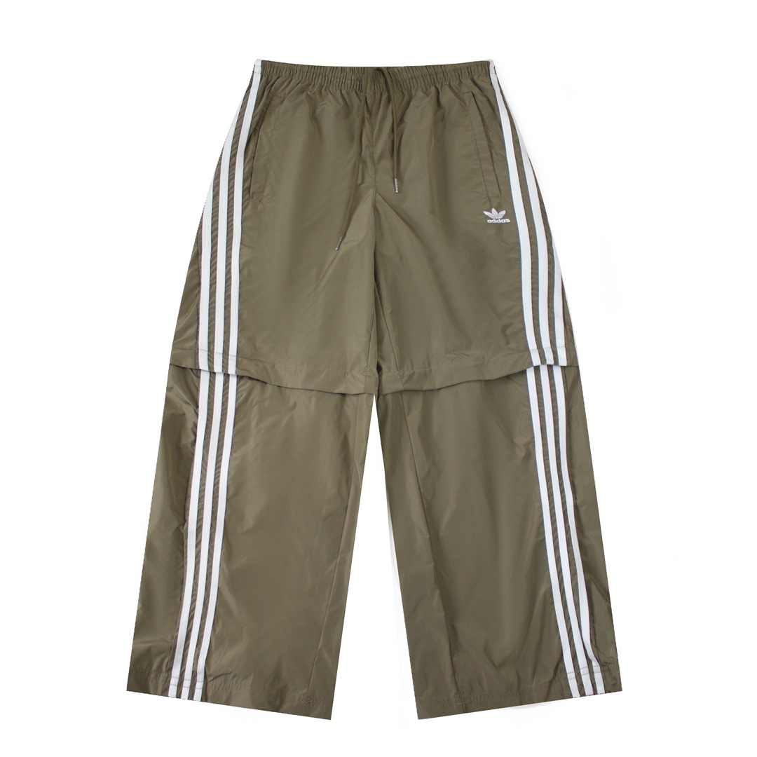 Adidas Classic Three-Stripe Shorts: Timeless Style for Active Individuals - 图片 1