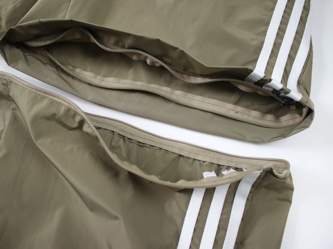 Adidas Classic Three-Stripe Shorts: Timeless Style for Active Individuals - 图片 7