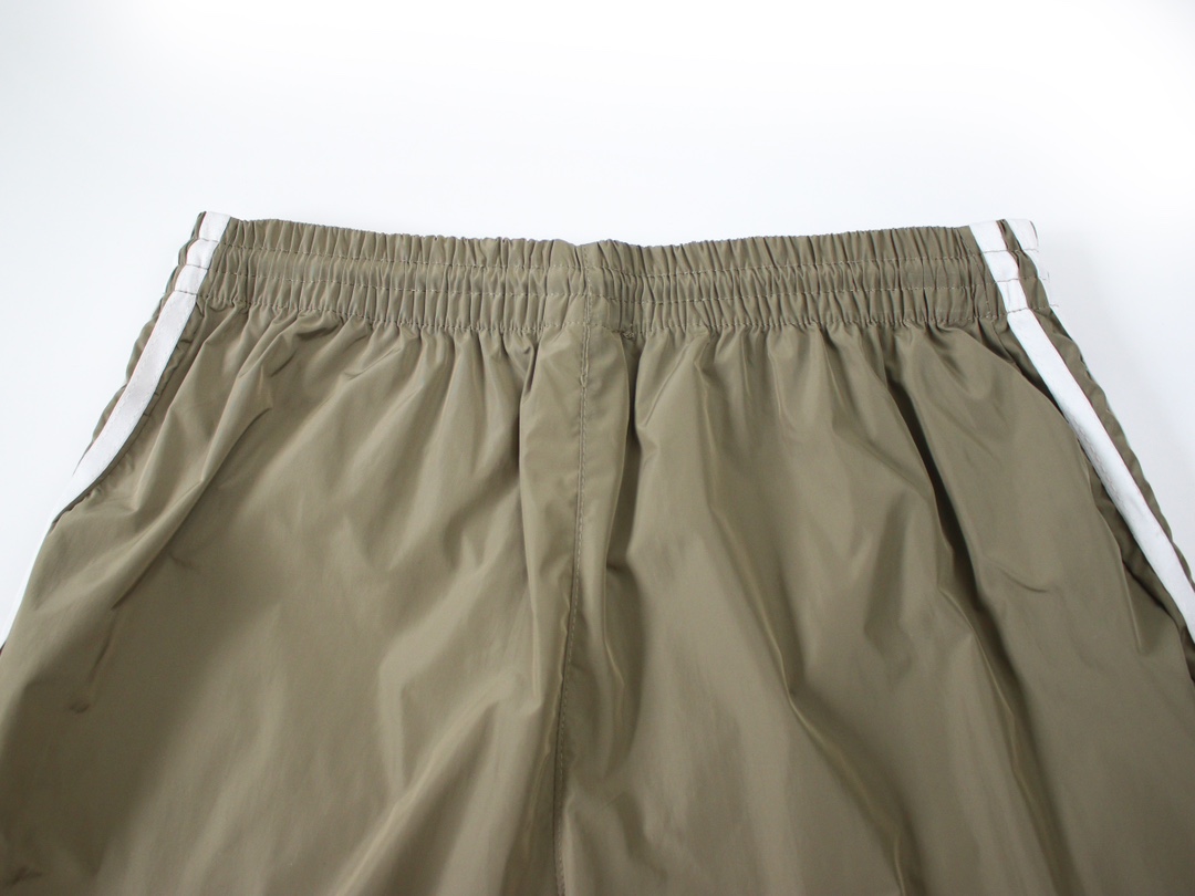 Adidas Classic Three-Stripe Shorts: Timeless Style for Active Individuals - 图片 8