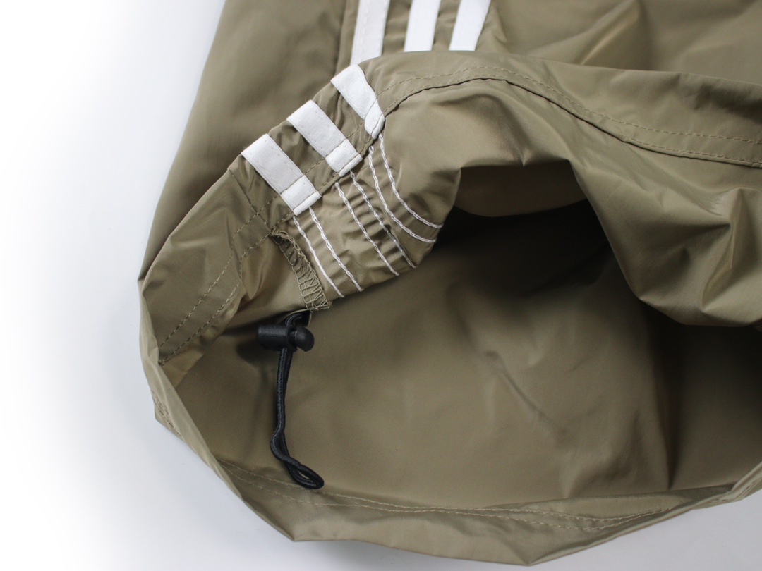 Adidas Classic Three-Stripe Shorts: Timeless Style for Active Individuals - 图片 9