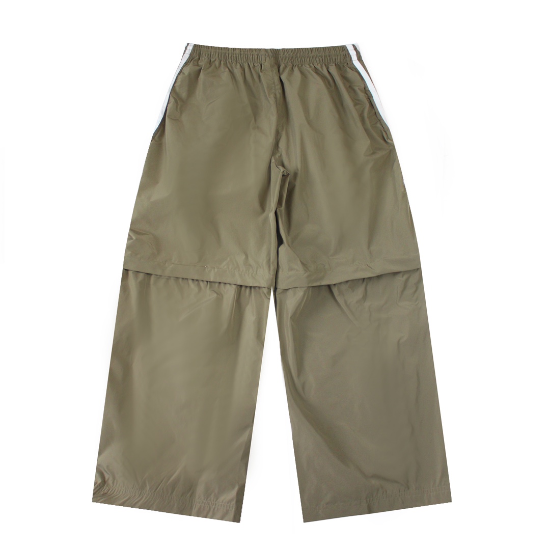 Adidas Classic Three-Stripe Shorts: Timeless Style for Active Individuals - 图片 3