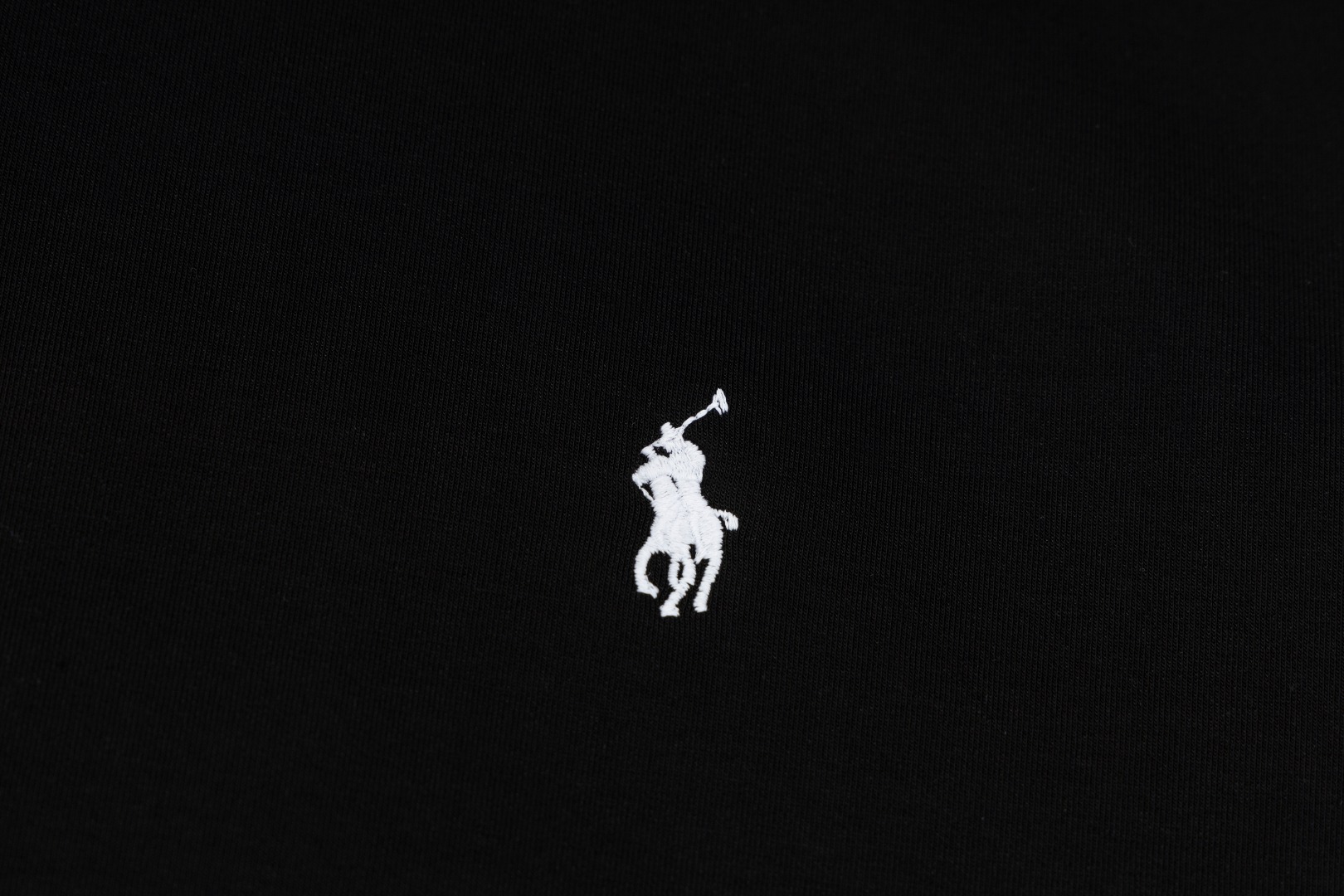 💰150 Ralph Lauren/拉夫劳伦小马🐎刺绣拉链开衫外套连帽卫衣
这款连帽运动衫饰有代表Ralph Lauren 简约风格 搭配小马刺绣图案,立体饱满!纯色的面料搭配精致的刺绣瞬间就衬托出来了!连帽的运动设计,宽松休闲的版型!整体质感非常强!定织定染的螺纹通过图片我们就能感受到它的厚实和质感,做工精致,外贸大厂出货,都是多年的老师傅亲自上手,一切都是高标准、高要求!简约百搭款~超级细腻柔软,贴身不扎身,面料,辅料全部,原定制出品 品质优良!完美体现品牌优越感!版型剪裁标准,伸展舒适,运动无拘束!实穿性强,高端大气上档!万能百搭款~可搭配牛仔裤或慢跑裤。是从早间通勤到参加周末活动之间的理想过度着装之选!
✅拉夫劳伦Ralph Lauren秋冬男女情侣基础百搭款拉链开衫卫衣
✅高克重纯棉毛圈 原版一致拉链 加宽加厚螺纹
✅老钱风慵懒风拉满 复古风简约型热门款
✅秋冬单穿 内穿简约好搭配 情侣必备推荐款
货号:Q10R95
尺码:S-XL
S M L XL
衣长:69 71 73 75
胸围:118 122 126 130
肩宽:51 52 53 54
袖长:65 66 67 68