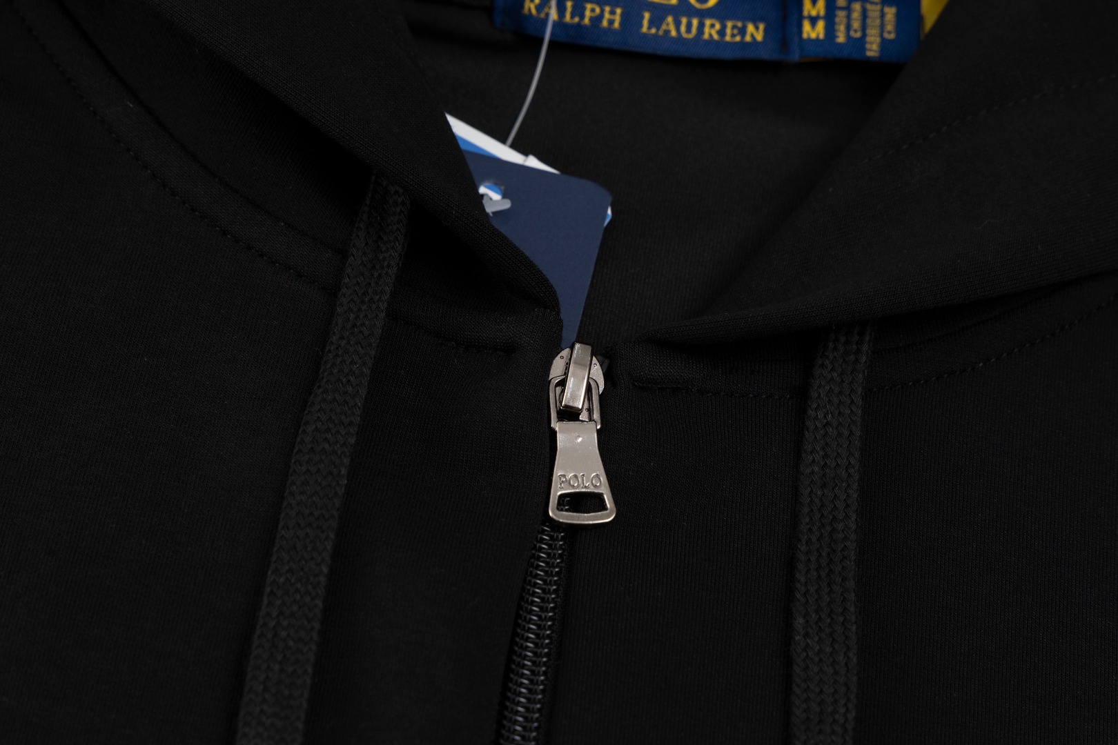 💰150 Ralph Lauren/拉夫劳伦小马🐎刺绣拉链开衫外套连帽卫衣
这款连帽运动衫饰有代表Ralph Lauren 简约风格 搭配小马刺绣图案,立体饱满!纯色的面料搭配精致的刺绣瞬间就衬托出来了!连帽的运动设计,宽松休闲的版型!整体质感非常强!定织定染的螺纹通过图片我们就能感受到它的厚实和质感,做工精致,外贸大厂出货,都是多年的老师傅亲自上手,一切都是高标准、高要求!简约百搭款~超级细腻柔软,贴身不扎身,面料,辅料全部,原定制出品 品质优良!完美体现品牌优越感!版型剪裁标准,伸展舒适,运动无拘束!实穿性强,高端大气上档!万能百搭款~可搭配牛仔裤或慢跑裤。是从早间通勤到参加周末活动之间的理想过度着装之选!
✅拉夫劳伦Ralph Lauren秋冬男女情侣基础百搭款拉链开衫卫衣
✅高克重纯棉毛圈 原版一致拉链 加宽加厚螺纹
✅老钱风慵懒风拉满 复古风简约型热门款
✅秋冬单穿 内穿简约好搭配 情侣必备推荐款
货号:Q10R95
尺码:S-XL
S M L XL
衣长:69 71 73 75
胸围:118 122 126 130
肩宽:51 52 53 54
袖长:65 66 67 68