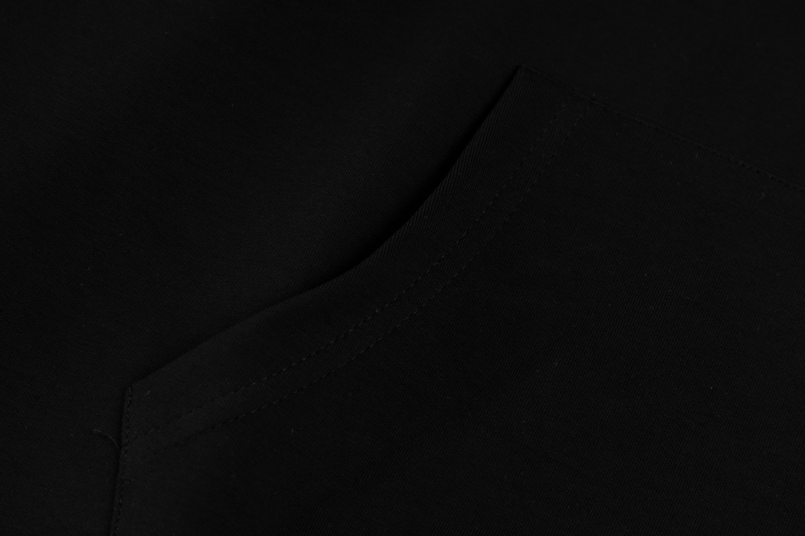 💰150 Ralph Lauren/拉夫劳伦小马🐎刺绣拉链开衫外套连帽卫衣
这款连帽运动衫饰有代表Ralph Lauren 简约风格 搭配小马刺绣图案,立体饱满!纯色的面料搭配精致的刺绣瞬间就衬托出来了!连帽的运动设计,宽松休闲的版型!整体质感非常强!定织定染的螺纹通过图片我们就能感受到它的厚实和质感,做工精致,外贸大厂出货,都是多年的老师傅亲自上手,一切都是高标准、高要求!简约百搭款~超级细腻柔软,贴身不扎身,面料,辅料全部,原定制出品 品质优良!完美体现品牌优越感!版型剪裁标准,伸展舒适,运动无拘束!实穿性强,高端大气上档!万能百搭款~可搭配牛仔裤或慢跑裤。是从早间通勤到参加周末活动之间的理想过度着装之选!
✅拉夫劳伦Ralph Lauren秋冬男女情侣基础百搭款拉链开衫卫衣
✅高克重纯棉毛圈 原版一致拉链 加宽加厚螺纹
✅老钱风慵懒风拉满 复古风简约型热门款
✅秋冬单穿 内穿简约好搭配 情侣必备推荐款
货号:Q10R95
尺码:S-XL
S M L XL
衣长:69 71 73 75
胸围:118 122 126 130
肩宽:51 52 53 54
袖长:65 66 67 68