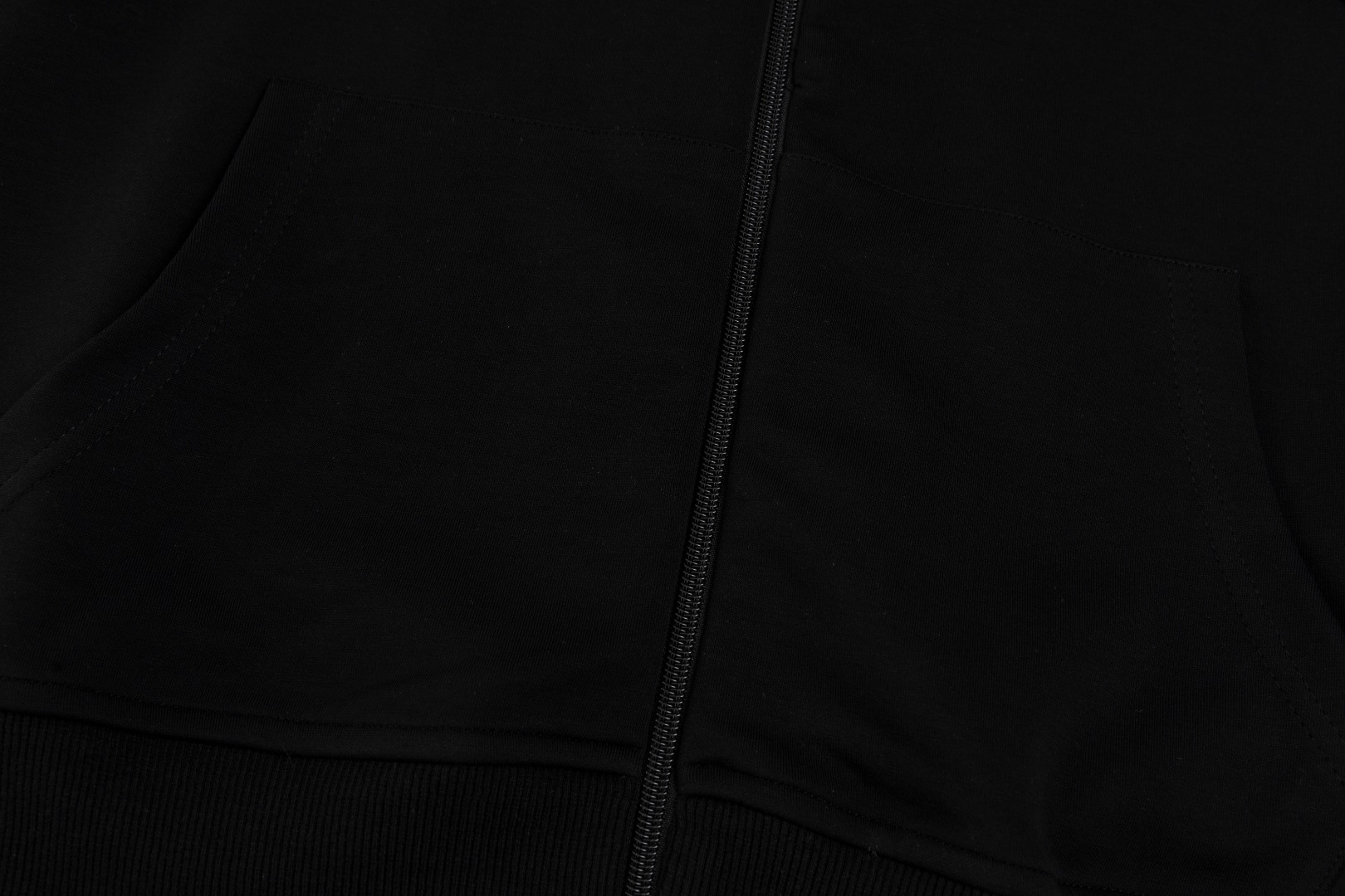 💰150 Ralph Lauren/拉夫劳伦小马🐎刺绣拉链开衫外套连帽卫衣
这款连帽运动衫饰有代表Ralph Lauren 简约风格 搭配小马刺绣图案,立体饱满!纯色的面料搭配精致的刺绣瞬间就衬托出来了!连帽的运动设计,宽松休闲的版型!整体质感非常强!定织定染的螺纹通过图片我们就能感受到它的厚实和质感,做工精致,外贸大厂出货,都是多年的老师傅亲自上手,一切都是高标准、高要求!简约百搭款~超级细腻柔软,贴身不扎身,面料,辅料全部,原定制出品 品质优良!完美体现品牌优越感!版型剪裁标准,伸展舒适,运动无拘束!实穿性强,高端大气上档!万能百搭款~可搭配牛仔裤或慢跑裤。是从早间通勤到参加周末活动之间的理想过度着装之选!
✅拉夫劳伦Ralph Lauren秋冬男女情侣基础百搭款拉链开衫卫衣
✅高克重纯棉毛圈 原版一致拉链 加宽加厚螺纹
✅老钱风慵懒风拉满 复古风简约型热门款
✅秋冬单穿 内穿简约好搭配 情侣必备推荐款
货号:Q10R95
尺码:S-XL
S M L XL
衣长:69 71 73 75
胸围:118 122 126 130
肩宽:51 52 53 54
袖长:65 66 67 68