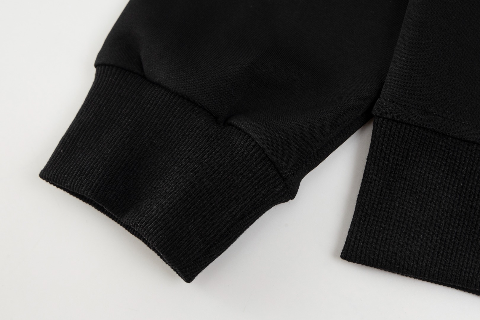 💰150 Ralph Lauren/拉夫劳伦小马🐎刺绣拉链开衫外套连帽卫衣
这款连帽运动衫饰有代表Ralph Lauren 简约风格 搭配小马刺绣图案,立体饱满!纯色的面料搭配精致的刺绣瞬间就衬托出来了!连帽的运动设计,宽松休闲的版型!整体质感非常强!定织定染的螺纹通过图片我们就能感受到它的厚实和质感,做工精致,外贸大厂出货,都是多年的老师傅亲自上手,一切都是高标准、高要求!简约百搭款~超级细腻柔软,贴身不扎身,面料,辅料全部,原定制出品 品质优良!完美体现品牌优越感!版型剪裁标准,伸展舒适,运动无拘束!实穿性强,高端大气上档!万能百搭款~可搭配牛仔裤或慢跑裤。是从早间通勤到参加周末活动之间的理想过度着装之选!
✅拉夫劳伦Ralph Lauren秋冬男女情侣基础百搭款拉链开衫卫衣
✅高克重纯棉毛圈 原版一致拉链 加宽加厚螺纹
✅老钱风慵懒风拉满 复古风简约型热门款
✅秋冬单穿 内穿简约好搭配 情侣必备推荐款
货号:Q10R95
尺码:S-XL
S M L XL
衣长:69 71 73 75
胸围:118 122 126 130
肩宽:51 52 53 54
袖长:65 66 67 68