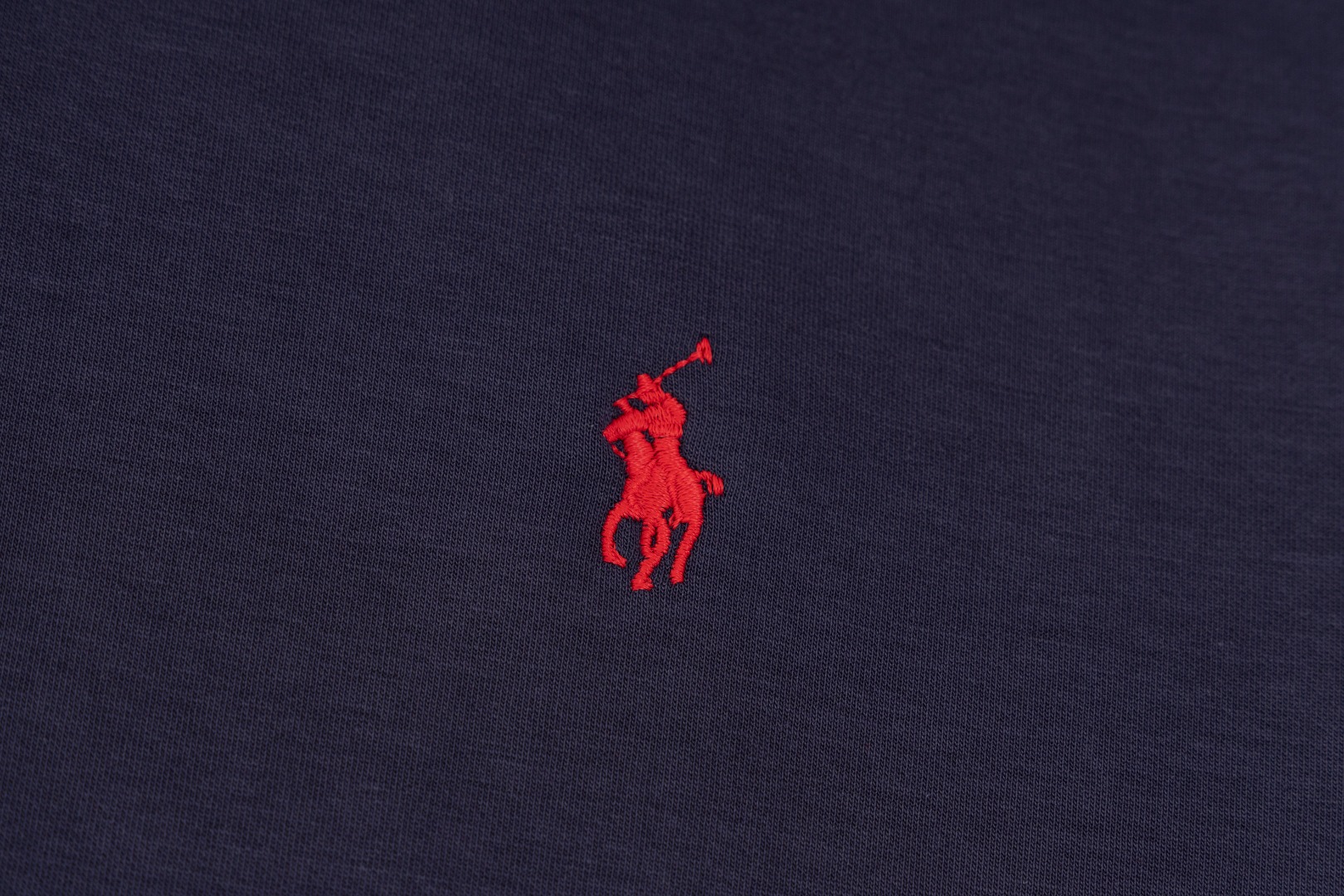 💰150 Ralph Lauren/拉夫劳伦小马🐎刺绣拉链开衫外套连帽卫衣
这款连帽运动衫饰有代表Ralph Lauren 简约风格 搭配小马刺绣图案,立体饱满!纯色的面料搭配精致的刺绣瞬间就衬托出来了!连帽的运动设计,宽松休闲的版型!整体质感非常强!定织定染的螺纹通过图片我们就能感受到它的厚实和质感,做工精致,外贸大厂出货,都是多年的老师傅亲自上手,一切都是高标准、高要求!简约百搭款~超级细腻柔软,贴身不扎身,面料,辅料全部,原定制出品 品质优良!完美体现品牌优越感!版型剪裁标准,伸展舒适,运动无拘束!实穿性强,高端大气上档!万能百搭款~可搭配牛仔裤或慢跑裤。是从早间通勤到参加周末活动之间的理想过度着装之选!
✅拉夫劳伦Ralph Lauren秋冬男女情侣基础百搭款拉链开衫卫衣
✅高克重纯棉毛圈 原版一致拉链 加宽加厚螺纹
✅老钱风慵懒风拉满 复古风简约型热门款
✅秋冬单穿 内穿简约好搭配 情侣必备推荐款
货号:Q10R95
尺码:S-XL
S M L XL
衣长:69 71 73 75
胸围:118 122 126 130
肩宽:51 52 53 54
袖长:65 66 67 68
