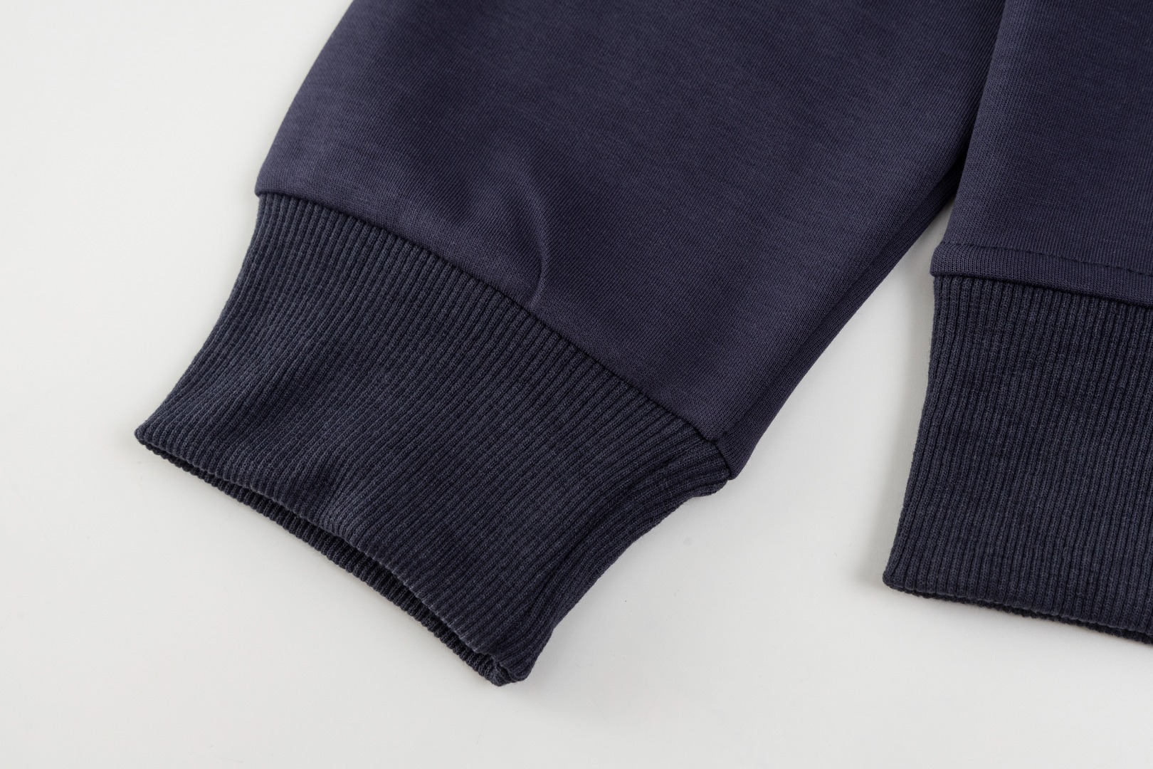 💰150 Ralph Lauren/拉夫劳伦小马🐎刺绣拉链开衫外套连帽卫衣
这款连帽运动衫饰有代表Ralph Lauren 简约风格 搭配小马刺绣图案,立体饱满!纯色的面料搭配精致的刺绣瞬间就衬托出来了!连帽的运动设计,宽松休闲的版型!整体质感非常强!定织定染的螺纹通过图片我们就能感受到它的厚实和质感,做工精致,外贸大厂出货,都是多年的老师傅亲自上手,一切都是高标准、高要求!简约百搭款~超级细腻柔软,贴身不扎身,面料,辅料全部,原定制出品 品质优良!完美体现品牌优越感!版型剪裁标准,伸展舒适,运动无拘束!实穿性强,高端大气上档!万能百搭款~可搭配牛仔裤或慢跑裤。是从早间通勤到参加周末活动之间的理想过度着装之选!
✅拉夫劳伦Ralph Lauren秋冬男女情侣基础百搭款拉链开衫卫衣
✅高克重纯棉毛圈 原版一致拉链 加宽加厚螺纹
✅老钱风慵懒风拉满 复古风简约型热门款
✅秋冬单穿 内穿简约好搭配 情侣必备推荐款
货号:Q10R95
尺码:S-XL
S M L XL
衣长:69 71 73 75
胸围:118 122 126 130
肩宽:51 52 53 54
袖长:65 66 67 68