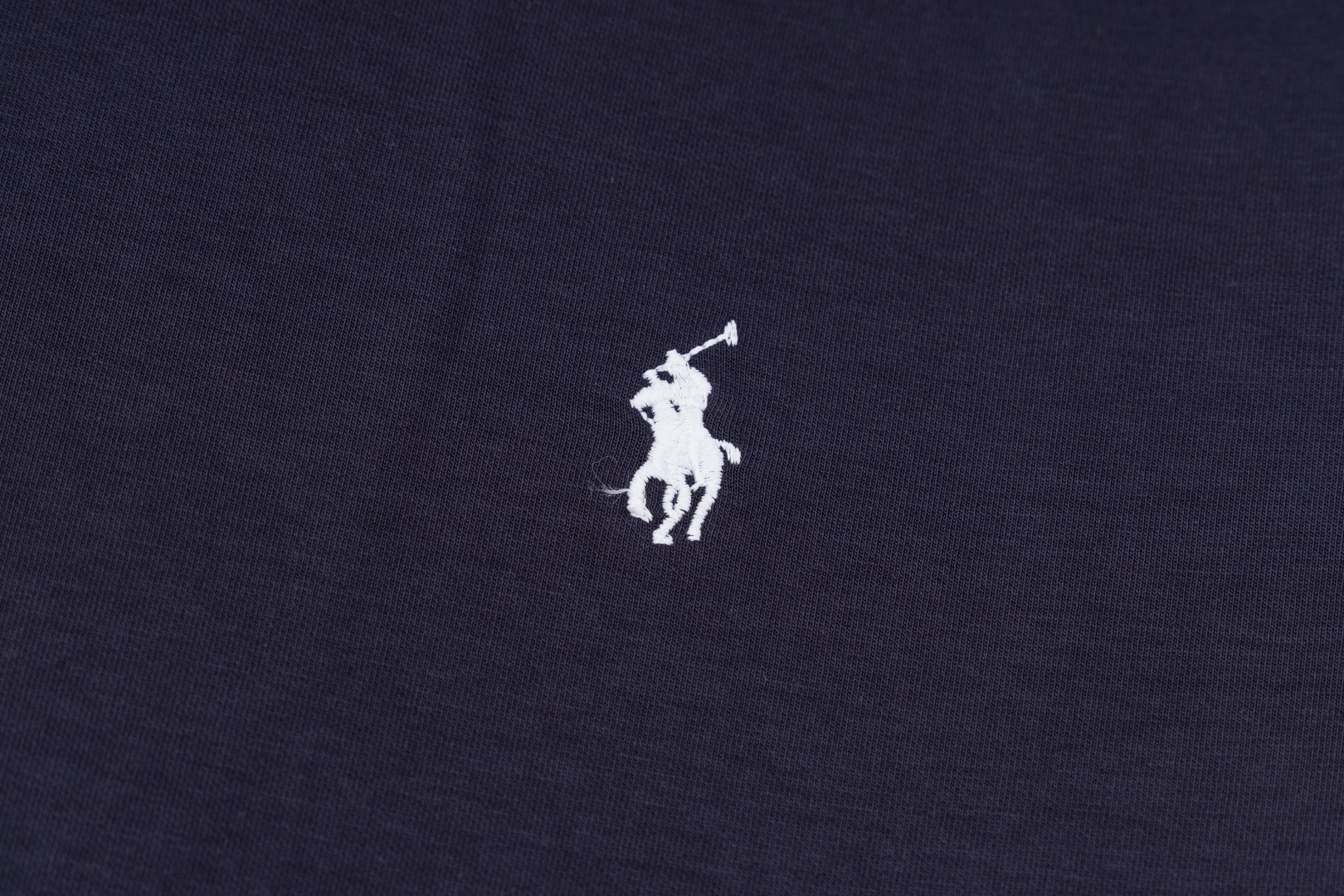 💰150 Ralph Lauren/拉夫劳伦小马🐎刺绣拉链开衫外套连帽卫衣
这款连帽运动衫饰有代表Ralph Lauren 简约风格 搭配小马刺绣图案，立体饱满！纯色的面料搭配精致的刺绣瞬间就衬托出来了！连帽的运动设计，宽松休闲的版型！整体质感非常强！定织定染的螺纹通过图片我们就能感受到它的厚实和质感，做工精致，外贸大厂出货，都是多年的老师傅亲自上手，一切都是高标准、高要求！简约百搭款~超级细腻柔软，贴身不扎身，面料，辅料全部，原定制出品 品质优良！完美体现品牌优越感！版型剪裁标准，伸展舒适，运动无拘束！实穿性强，高端大气上档！万能百搭款~可搭配牛仔裤或慢跑裤。是从早间通勤到参加周末活动之间的理想过度着装之选！
✅拉夫劳伦Ralph Lauren秋冬男女情侣基础百搭款拉链开衫卫衣
✅高克重纯棉毛圈 原版一致拉链 加宽加厚螺纹
✅老钱风慵懒风拉满 复古风简约型热门款
✅秋冬单穿 内穿简约好搭配 情侣必备推荐款  
货号：Q10R95
尺码：S-XL
            S         M         L         XL
衣长：69       71       73         75
胸围：118    122     126      130
肩宽：51       52        53        54
袖长：65       66        67        68