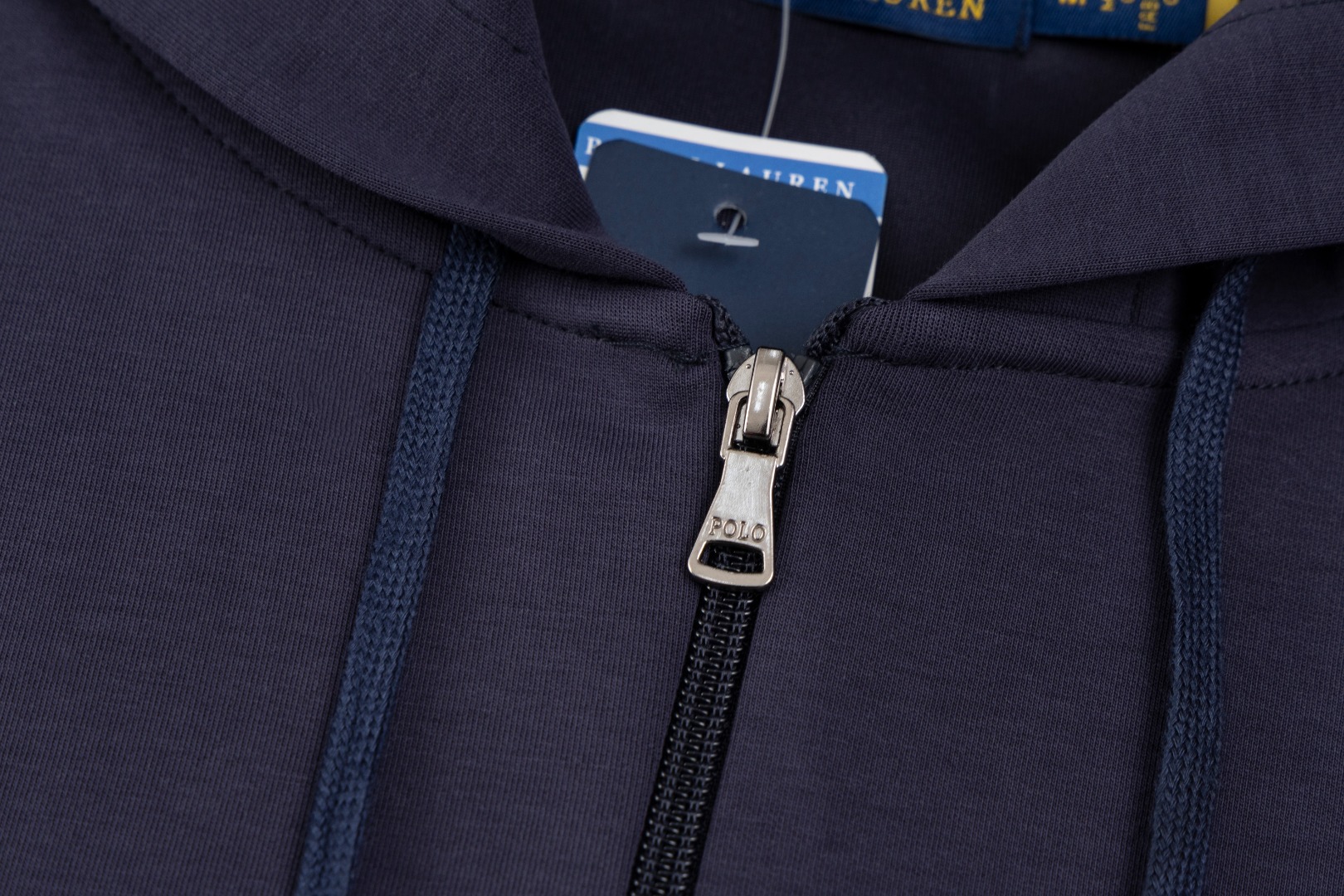 💰150 Ralph Lauren/拉夫劳伦小马🐎刺绣拉链开衫外套连帽卫衣
这款连帽运动衫饰有代表Ralph Lauren 简约风格 搭配小马刺绣图案，立体饱满！纯色的面料搭配精致的刺绣瞬间就衬托出来了！连帽的运动设计，宽松休闲的版型！整体质感非常强！定织定染的螺纹通过图片我们就能感受到它的厚实和质感，做工精致，外贸大厂出货，都是多年的老师傅亲自上手，一切都是高标准、高要求！简约百搭款~超级细腻柔软，贴身不扎身，面料，辅料全部，原定制出品 品质优良！完美体现品牌优越感！版型剪裁标准，伸展舒适，运动无拘束！实穿性强，高端大气上档！万能百搭款~可搭配牛仔裤或慢跑裤。是从早间通勤到参加周末活动之间的理想过度着装之选！
✅拉夫劳伦Ralph Lauren秋冬男女情侣基础百搭款拉链开衫卫衣
✅高克重纯棉毛圈 原版一致拉链 加宽加厚螺纹
✅老钱风慵懒风拉满 复古风简约型热门款
✅秋冬单穿 内穿简约好搭配 情侣必备推荐款  
货号：Q10R95
尺码：S-XL
            S         M         L         XL
衣长：69       71       73         75
胸围：118    122     126      130
肩宽：51       52        53        54
袖长：65       66        67        68