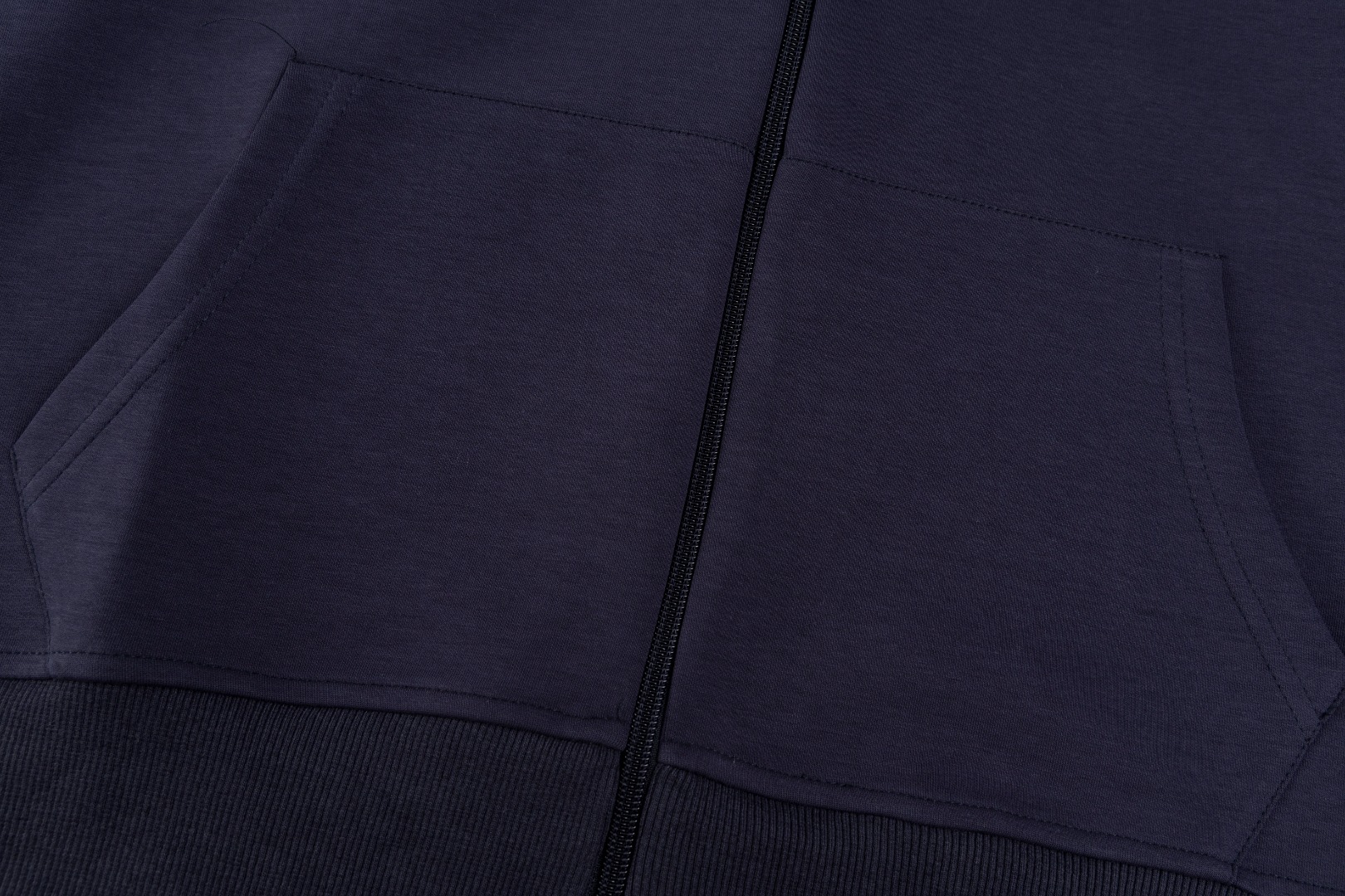 💰150 Ralph Lauren/拉夫劳伦小马🐎刺绣拉链开衫外套连帽卫衣
这款连帽运动衫饰有代表Ralph Lauren 简约风格 搭配小马刺绣图案，立体饱满！纯色的面料搭配精致的刺绣瞬间就衬托出来了！连帽的运动设计，宽松休闲的版型！整体质感非常强！定织定染的螺纹通过图片我们就能感受到它的厚实和质感，做工精致，外贸大厂出货，都是多年的老师傅亲自上手，一切都是高标准、高要求！简约百搭款~超级细腻柔软，贴身不扎身，面料，辅料全部，原定制出品 品质优良！完美体现品牌优越感！版型剪裁标准，伸展舒适，运动无拘束！实穿性强，高端大气上档！万能百搭款~可搭配牛仔裤或慢跑裤。是从早间通勤到参加周末活动之间的理想过度着装之选！
✅拉夫劳伦Ralph Lauren秋冬男女情侣基础百搭款拉链开衫卫衣
✅高克重纯棉毛圈 原版一致拉链 加宽加厚螺纹
✅老钱风慵懒风拉满 复古风简约型热门款
✅秋冬单穿 内穿简约好搭配 情侣必备推荐款  
货号：Q10R95
尺码：S-XL
            S         M         L         XL
衣长：69       71       73         75
胸围：118    122     126      130
肩宽：51       52        53        54
袖长：65       66        67        68