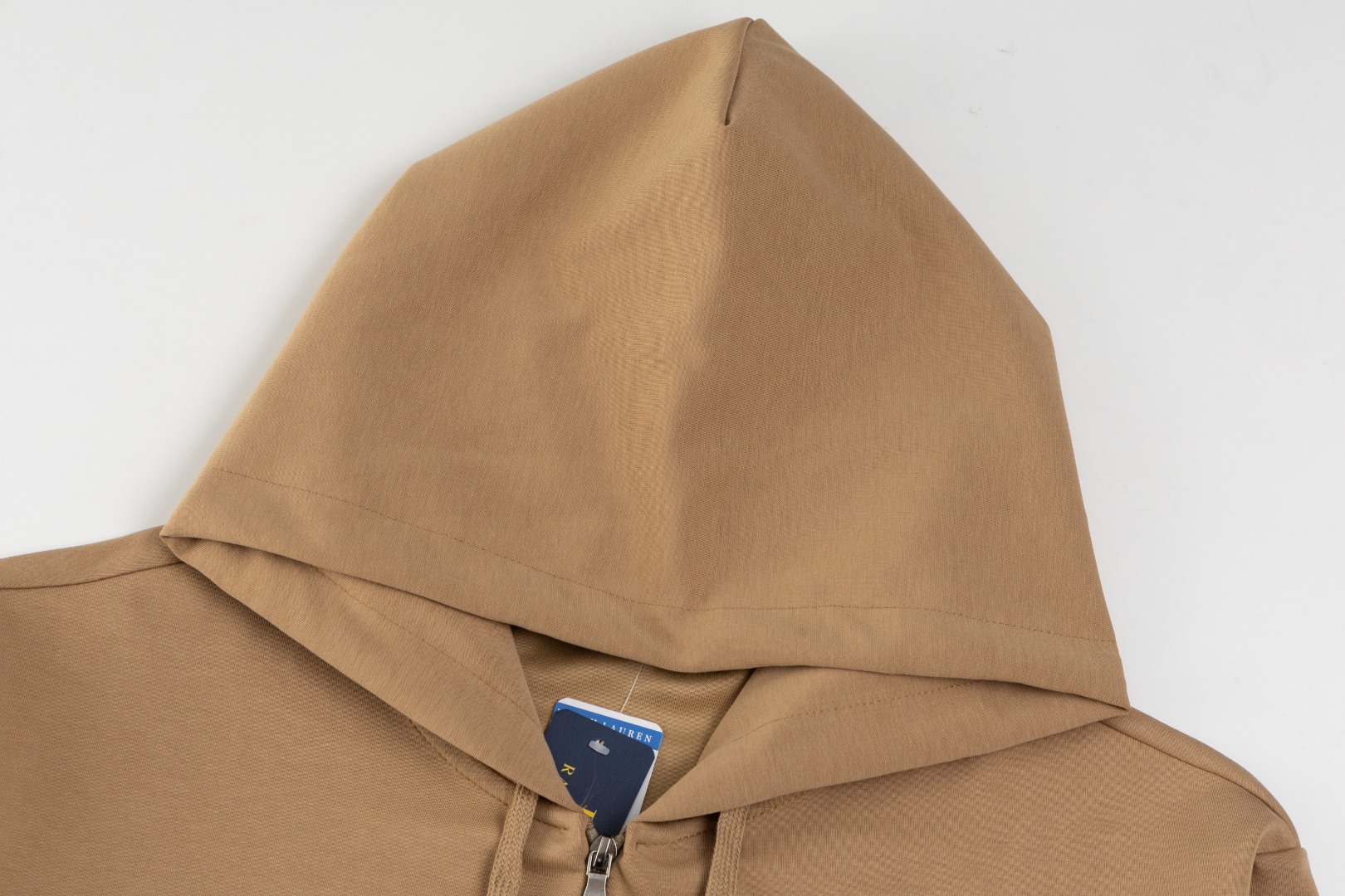 💰150 Ralph Lauren/拉夫劳伦小马🐎刺绣拉链开衫外套连帽卫衣
这款连帽运动衫饰有代表Ralph Lauren 简约风格 搭配小马刺绣图案,立体饱满!纯色的面料搭配精致的刺绣瞬间就衬托出来了!连帽的运动设计,宽松休闲的版型!整体质感非常强!定织定染的螺纹通过图片我们就能感受到它的厚实和质感,做工精致,外贸大厂出货,都是多年的老师傅亲自上手,一切都是高标准、高要求!简约百搭款~超级细腻柔软,贴身不扎身,面料,辅料全部,原定制出品 品质优良!完美体现品牌优越感!版型剪裁标准,伸展舒适,运动无拘束!实穿性强,高端大气上档!万能百搭款~可搭配牛仔裤或慢跑裤。是从早间通勤到参加周末活动之间的理想过度着装之选!
✅拉夫劳伦Ralph Lauren秋冬男女情侣基础百搭款拉链开衫卫衣
✅高克重纯棉毛圈 原版一致拉链 加宽加厚螺纹
✅老钱风慵懒风拉满 复古风简约型热门款
✅秋冬单穿 内穿简约好搭配 情侣必备推荐款
货号:Q10R95
尺码:S-XL
S M L XL
衣长:69 71 73 75
胸围:118 122 126 130
肩宽:51 52 53 54
袖长:65 66 67 68