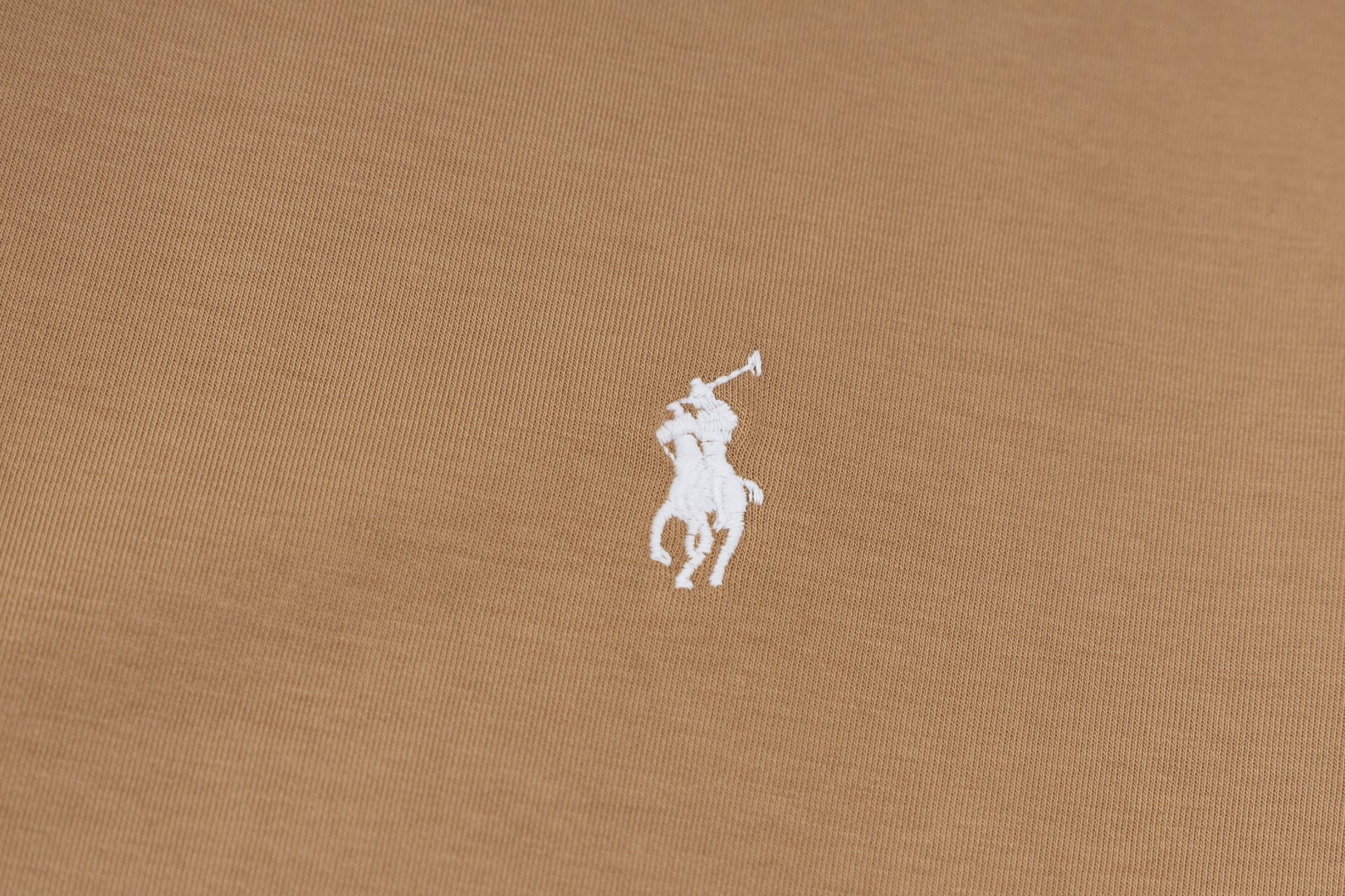 💰150 Ralph Lauren/拉夫劳伦小马🐎刺绣拉链开衫外套连帽卫衣
这款连帽运动衫饰有代表Ralph Lauren 简约风格 搭配小马刺绣图案,立体饱满!纯色的面料搭配精致的刺绣瞬间就衬托出来了!连帽的运动设计,宽松休闲的版型!整体质感非常强!定织定染的螺纹通过图片我们就能感受到它的厚实和质感,做工精致,外贸大厂出货,都是多年的老师傅亲自上手,一切都是高标准、高要求!简约百搭款~超级细腻柔软,贴身不扎身,面料,辅料全部,原定制出品 品质优良!完美体现品牌优越感!版型剪裁标准,伸展舒适,运动无拘束!实穿性强,高端大气上档!万能百搭款~可搭配牛仔裤或慢跑裤。是从早间通勤到参加周末活动之间的理想过度着装之选!
✅拉夫劳伦Ralph Lauren秋冬男女情侣基础百搭款拉链开衫卫衣
✅高克重纯棉毛圈 原版一致拉链 加宽加厚螺纹
✅老钱风慵懒风拉满 复古风简约型热门款
✅秋冬单穿 内穿简约好搭配 情侣必备推荐款
货号:Q10R95
尺码:S-XL
S M L XL
衣长:69 71 73 75
胸围:118 122 126 130
肩宽:51 52 53 54
袖长:65 66 67 68