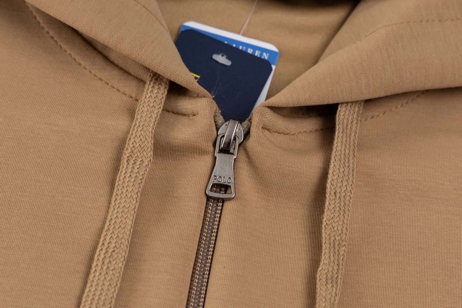 💰150 Ralph Lauren/拉夫劳伦小马🐎刺绣拉链开衫外套连帽卫衣
这款连帽运动衫饰有代表Ralph Lauren 简约风格 搭配小马刺绣图案,立体饱满!纯色的面料搭配精致的刺绣瞬间就衬托出来了!连帽的运动设计,宽松休闲的版型!整体质感非常强!定织定染的螺纹通过图片我们就能感受到它的厚实和质感,做工精致,外贸大厂出货,都是多年的老师傅亲自上手,一切都是高标准、高要求!简约百搭款~超级细腻柔软,贴身不扎身,面料,辅料全部,原定制出品 品质优良!完美体现品牌优越感!版型剪裁标准,伸展舒适,运动无拘束!实穿性强,高端大气上档!万能百搭款~可搭配牛仔裤或慢跑裤。是从早间通勤到参加周末活动之间的理想过度着装之选!
✅拉夫劳伦Ralph Lauren秋冬男女情侣基础百搭款拉链开衫卫衣
✅高克重纯棉毛圈 原版一致拉链 加宽加厚螺纹
✅老钱风慵懒风拉满 复古风简约型热门款
✅秋冬单穿 内穿简约好搭配 情侣必备推荐款
货号:Q10R95
尺码:S-XL
S M L XL
衣长:69 71 73 75
胸围:118 122 126 130
肩宽:51 52 53 54
袖长:65 66 67 68