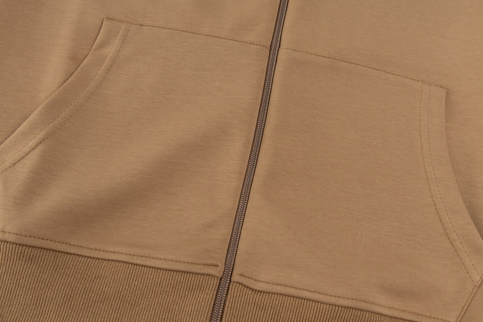 💰150 Ralph Lauren/拉夫劳伦小马🐎刺绣拉链开衫外套连帽卫衣
这款连帽运动衫饰有代表Ralph Lauren 简约风格 搭配小马刺绣图案,立体饱满!纯色的面料搭配精致的刺绣瞬间就衬托出来了!连帽的运动设计,宽松休闲的版型!整体质感非常强!定织定染的螺纹通过图片我们就能感受到它的厚实和质感,做工精致,外贸大厂出货,都是多年的老师傅亲自上手,一切都是高标准、高要求!简约百搭款~超级细腻柔软,贴身不扎身,面料,辅料全部,原定制出品 品质优良!完美体现品牌优越感!版型剪裁标准,伸展舒适,运动无拘束!实穿性强,高端大气上档!万能百搭款~可搭配牛仔裤或慢跑裤。是从早间通勤到参加周末活动之间的理想过度着装之选!
✅拉夫劳伦Ralph Lauren秋冬男女情侣基础百搭款拉链开衫卫衣
✅高克重纯棉毛圈 原版一致拉链 加宽加厚螺纹
✅老钱风慵懒风拉满 复古风简约型热门款
✅秋冬单穿 内穿简约好搭配 情侣必备推荐款
货号:Q10R95
尺码:S-XL
S M L XL
衣长:69 71 73 75
胸围:118 122 126 130
肩宽:51 52 53 54
袖长:65 66 67 68