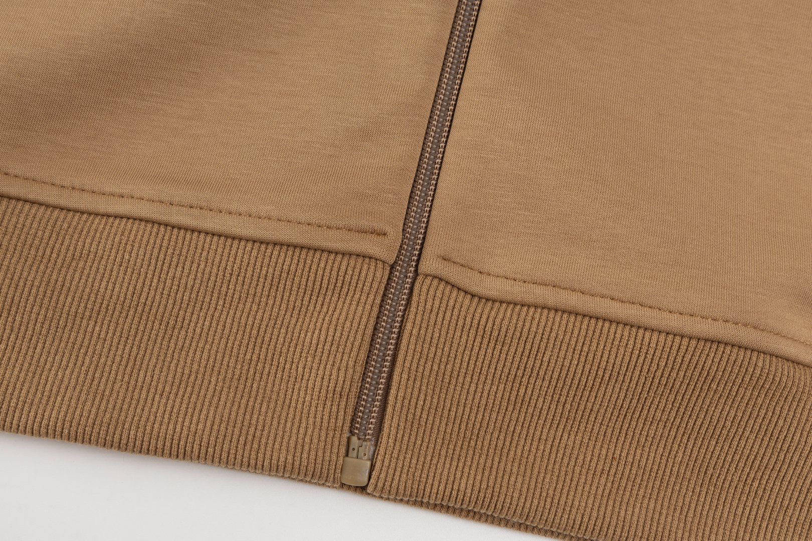 💰150 Ralph Lauren/拉夫劳伦小马🐎刺绣拉链开衫外套连帽卫衣
这款连帽运动衫饰有代表Ralph Lauren 简约风格 搭配小马刺绣图案,立体饱满!纯色的面料搭配精致的刺绣瞬间就衬托出来了!连帽的运动设计,宽松休闲的版型!整体质感非常强!定织定染的螺纹通过图片我们就能感受到它的厚实和质感,做工精致,外贸大厂出货,都是多年的老师傅亲自上手,一切都是高标准、高要求!简约百搭款~超级细腻柔软,贴身不扎身,面料,辅料全部,原定制出品 品质优良!完美体现品牌优越感!版型剪裁标准,伸展舒适,运动无拘束!实穿性强,高端大气上档!万能百搭款~可搭配牛仔裤或慢跑裤。是从早间通勤到参加周末活动之间的理想过度着装之选!
✅拉夫劳伦Ralph Lauren秋冬男女情侣基础百搭款拉链开衫卫衣
✅高克重纯棉毛圈 原版一致拉链 加宽加厚螺纹
✅老钱风慵懒风拉满 复古风简约型热门款
✅秋冬单穿 内穿简约好搭配 情侣必备推荐款
货号:Q10R95
尺码:S-XL
S M L XL
衣长:69 71 73 75
胸围:118 122 126 130
肩宽:51 52 53 54
袖长:65 66 67 68