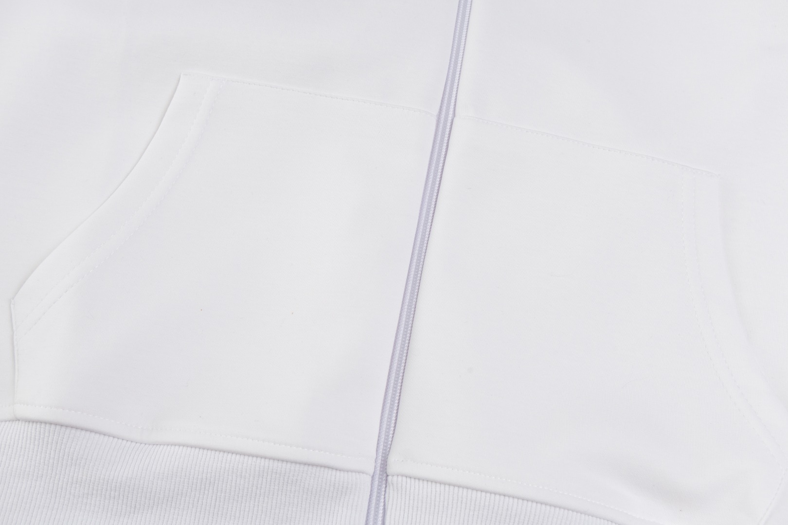 💰150 Ralph Lauren/拉夫劳伦小马🐎刺绣拉链开衫外套连帽卫衣
这款连帽运动衫饰有代表Ralph Lauren 简约风格 搭配小马刺绣图案,立体饱满!纯色的面料搭配精致的刺绣瞬间就衬托出来了!连帽的运动设计,宽松休闲的版型!整体质感非常强!定织定染的螺纹通过图片我们就能感受到它的厚实和质感,做工精致,外贸大厂出货,都是多年的老师傅亲自上手,一切都是高标准、高要求!简约百搭款~超级细腻柔软,贴身不扎身,面料,辅料全部,原定制出品 品质优良!完美体现品牌优越感!版型剪裁标准,伸展舒适,运动无拘束!实穿性强,高端大气上档!万能百搭款~可搭配牛仔裤或慢跑裤。是从早间通勤到参加周末活动之间的理想过度着装之选!
✅拉夫劳伦Ralph Lauren秋冬男女情侣基础百搭款拉链开衫卫衣
✅高克重纯棉毛圈 原版一致拉链 加宽加厚螺纹
✅老钱风慵懒风拉满 复古风简约型热门款
✅秋冬单穿 内穿简约好搭配 情侣必备推荐款
货号:Q10R95
尺码:S-XL
S M L XL
衣长:69 71 73 75
胸围:118 122 126 130
肩宽:51 52 53 54
袖长:65 66 67 68