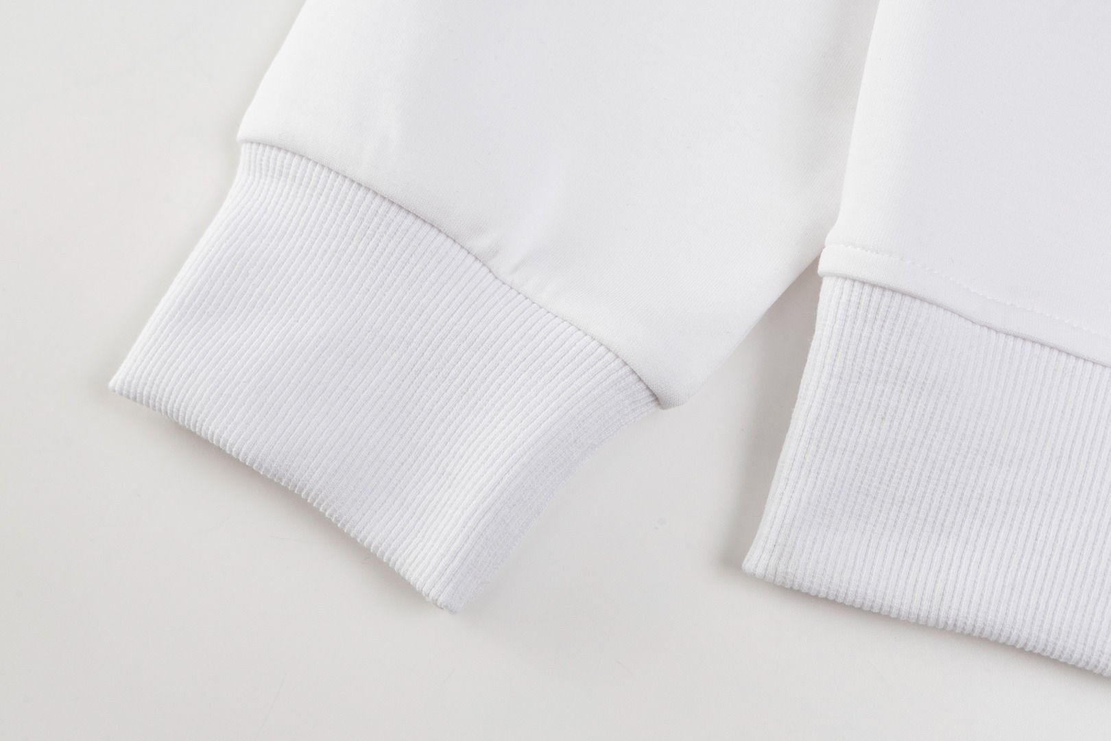 💰150 Ralph Lauren/拉夫劳伦小马🐎刺绣拉链开衫外套连帽卫衣
这款连帽运动衫饰有代表Ralph Lauren 简约风格 搭配小马刺绣图案,立体饱满!纯色的面料搭配精致的刺绣瞬间就衬托出来了!连帽的运动设计,宽松休闲的版型!整体质感非常强!定织定染的螺纹通过图片我们就能感受到它的厚实和质感,做工精致,外贸大厂出货,都是多年的老师傅亲自上手,一切都是高标准、高要求!简约百搭款~超级细腻柔软,贴身不扎身,面料,辅料全部,原定制出品 品质优良!完美体现品牌优越感!版型剪裁标准,伸展舒适,运动无拘束!实穿性强,高端大气上档!万能百搭款~可搭配牛仔裤或慢跑裤。是从早间通勤到参加周末活动之间的理想过度着装之选!
✅拉夫劳伦Ralph Lauren秋冬男女情侣基础百搭款拉链开衫卫衣
✅高克重纯棉毛圈 原版一致拉链 加宽加厚螺纹
✅老钱风慵懒风拉满 复古风简约型热门款
✅秋冬单穿 内穿简约好搭配 情侣必备推荐款
货号:Q10R95
尺码:S-XL
S M L XL
衣长:69 71 73 75
胸围:118 122 126 130
肩宽:51 52 53 54
袖长:65 66 67 68