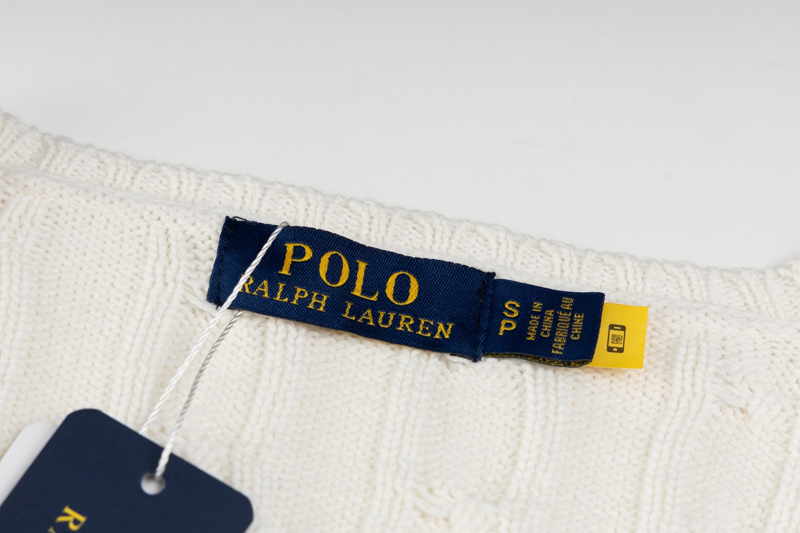 💰95QJ R90 RALPH LAUREN拉夫劳伦十三色经典小标刺绣V领套头绞花开衫毛衣女装上衣
胸口高密度LOGO刺绣,吊牌辅料原版定制。采用纯棉纱线纯棉亲肤舒适,小标战马刺绣麻花纽扣V领毛衣🐎高品质 跟着博主学穿搭!来一件拉夫劳伦绞花毛衣吧,爆红之后超级难买的系列,官网一件难求,简单实穿慵懒宽松感,加厚面料更有质感,手感柔软细腻,版型宽松,不管是单穿还是叠穿,简单一件就能穿出不同风格的时尚感!
Size:XS S M L
颜色:灰色 白色 黄色 粉色 紫色 卡其 棕色 森绿 彩蓝 玫红 大红 藏青色 黑色
胸围:41.5/43.5/45.5/47.5
肩宽:34.5/36/37.5/39
身长:56.5/58.5/60.5/62.5
袖长:60/61/62/63