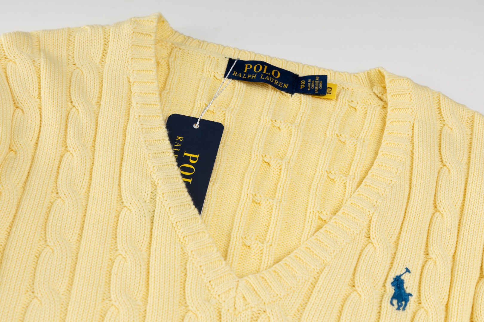 💰95QJ R90 RALPH LAUREN拉夫劳伦十三色经典小标刺绣V领套头绞花开衫毛衣女装上衣

胸口高密度LOGO刺绣，吊牌辅料原版定制。采用纯棉纱线纯棉亲肤舒适，小标战马刺绣麻花纽扣V领毛衣🐎高品质 跟着博主学穿搭！来一件拉夫劳伦绞花毛衣吧，爆红之后超级难买的系列，官网一件难求，简单实穿慵懒宽松感，加厚面料更有质感，手感柔软细腻，版型宽松，不管是单穿还是叠穿，简单一件就能穿出不同风格的时尚感！ 

Size：XS S M L 
颜色：灰色 白色 黄色 粉色 紫色 卡其 棕色 森绿 彩蓝 玫红 大红 藏青色 黑色
胸围：41.5/43.5/45.5/47.5
肩宽：34.5/36/37.5/39
身长：56.5/58.5/60.5/62.5
袖长：60/61/62/63