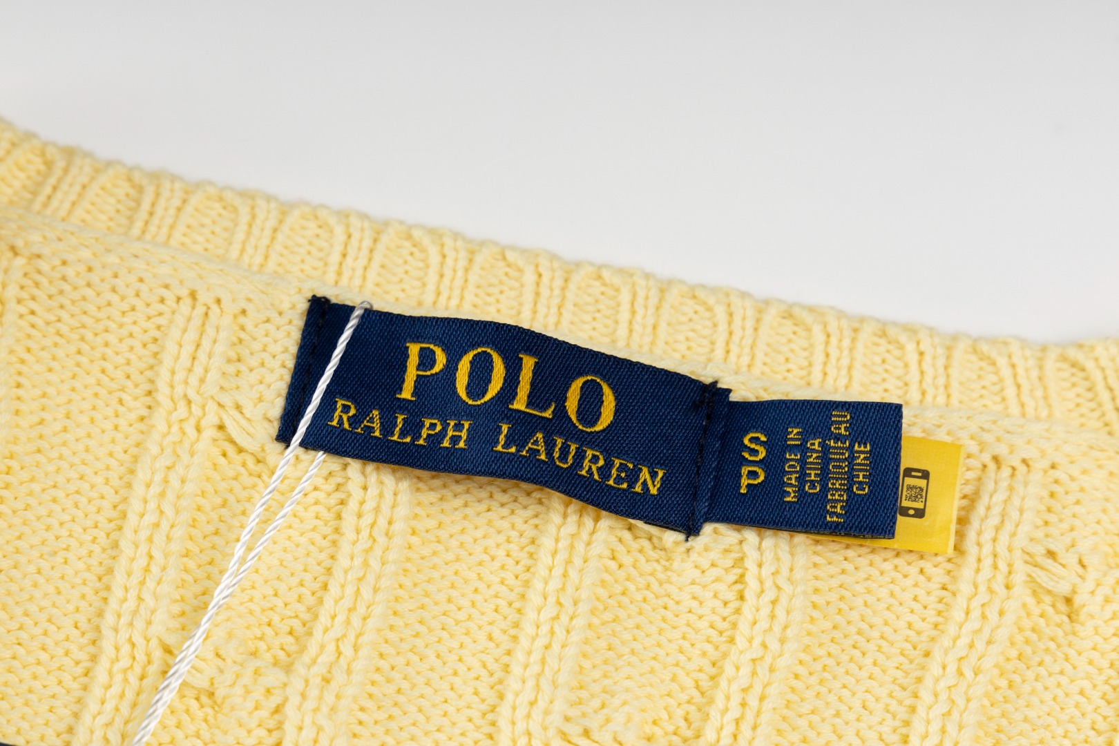 💰95QJ R90 RALPH LAUREN拉夫劳伦十三色经典小标刺绣V领套头绞花开衫毛衣女装上衣

胸口高密度LOGO刺绣，吊牌辅料原版定制。采用纯棉纱线纯棉亲肤舒适，小标战马刺绣麻花纽扣V领毛衣🐎高品质 跟着博主学穿搭！来一件拉夫劳伦绞花毛衣吧，爆红之后超级难买的系列，官网一件难求，简单实穿慵懒宽松感，加厚面料更有质感，手感柔软细腻，版型宽松，不管是单穿还是叠穿，简单一件就能穿出不同风格的时尚感！ 

Size：XS S M L 
颜色：灰色 白色 黄色 粉色 紫色 卡其 棕色 森绿 彩蓝 玫红 大红 藏青色 黑色
胸围：41.5/43.5/45.5/47.5
肩宽：34.5/36/37.5/39
身长：56.5/58.5/60.5/62.5
袖长：60/61/62/63