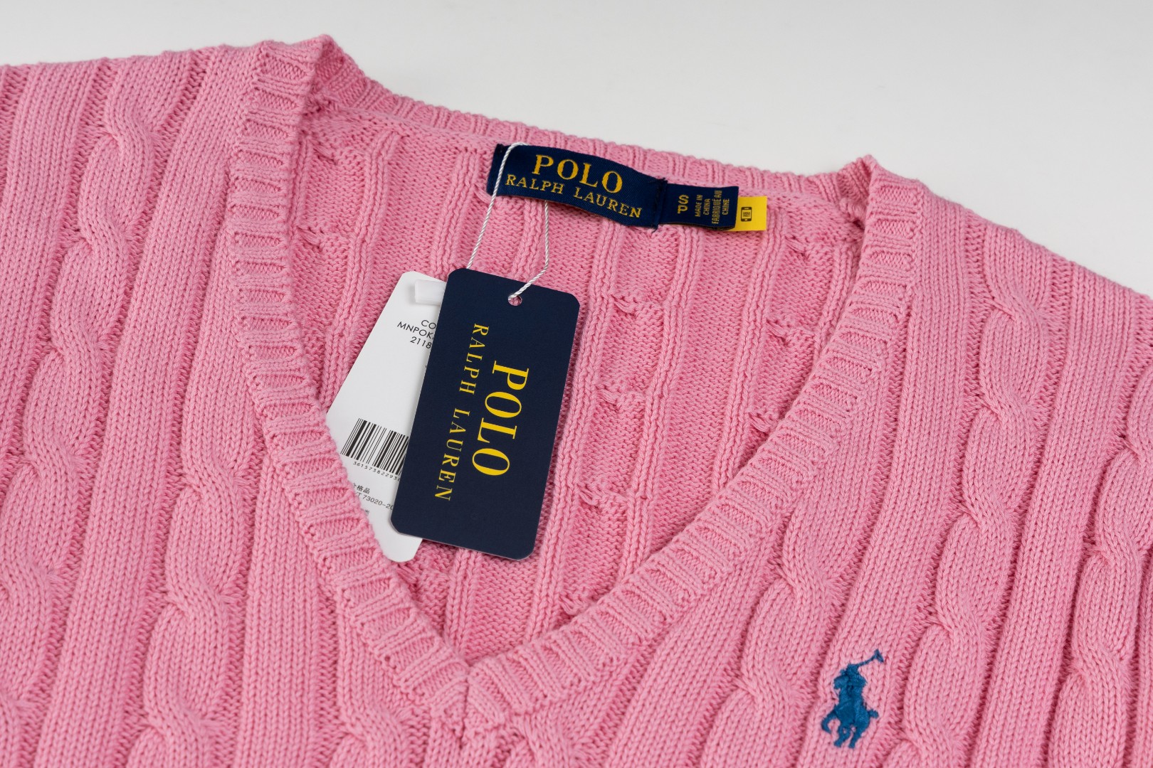 💰95QJ R90 RALPH LAUREN拉夫劳伦十三色经典小标刺绣V领套头绞花开衫毛衣女装上衣
胸口高密度LOGO刺绣,吊牌辅料原版定制。采用纯棉纱线纯棉亲肤舒适,小标战马刺绣麻花纽扣V领毛衣🐎高品质 跟着博主学穿搭!来一件拉夫劳伦绞花毛衣吧,爆红之后超级难买的系列,官网一件难求,简单实穿慵懒宽松感,加厚面料更有质感,手感柔软细腻,版型宽松,不管是单穿还是叠穿,简单一件就能穿出不同风格的时尚感!
Size:XS S M L
颜色:灰色 白色 黄色 粉色 紫色 卡其 棕色 森绿 彩蓝 玫红 大红 藏青色 黑色
胸围:41.5/43.5/45.5/47.5
肩宽:34.5/36/37.5/39
身长:56.5/58.5/60.5/62.5
袖长:60/61/62/63