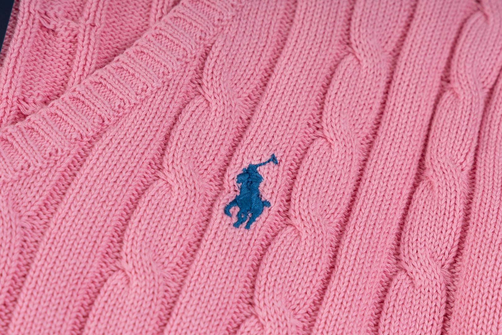 💰95QJ R90 RALPH LAUREN拉夫劳伦十三色经典小标刺绣V领套头绞花开衫毛衣女装上衣
胸口高密度LOGO刺绣,吊牌辅料原版定制。采用纯棉纱线纯棉亲肤舒适,小标战马刺绣麻花纽扣V领毛衣🐎高品质 跟着博主学穿搭!来一件拉夫劳伦绞花毛衣吧,爆红之后超级难买的系列,官网一件难求,简单实穿慵懒宽松感,加厚面料更有质感,手感柔软细腻,版型宽松,不管是单穿还是叠穿,简单一件就能穿出不同风格的时尚感!
Size:XS S M L
颜色:灰色 白色 黄色 粉色 紫色 卡其 棕色 森绿 彩蓝 玫红 大红 藏青色 黑色
胸围:41.5/43.5/45.5/47.5
肩宽:34.5/36/37.5/39
身长:56.5/58.5/60.5/62.5
袖长:60/61/62/63