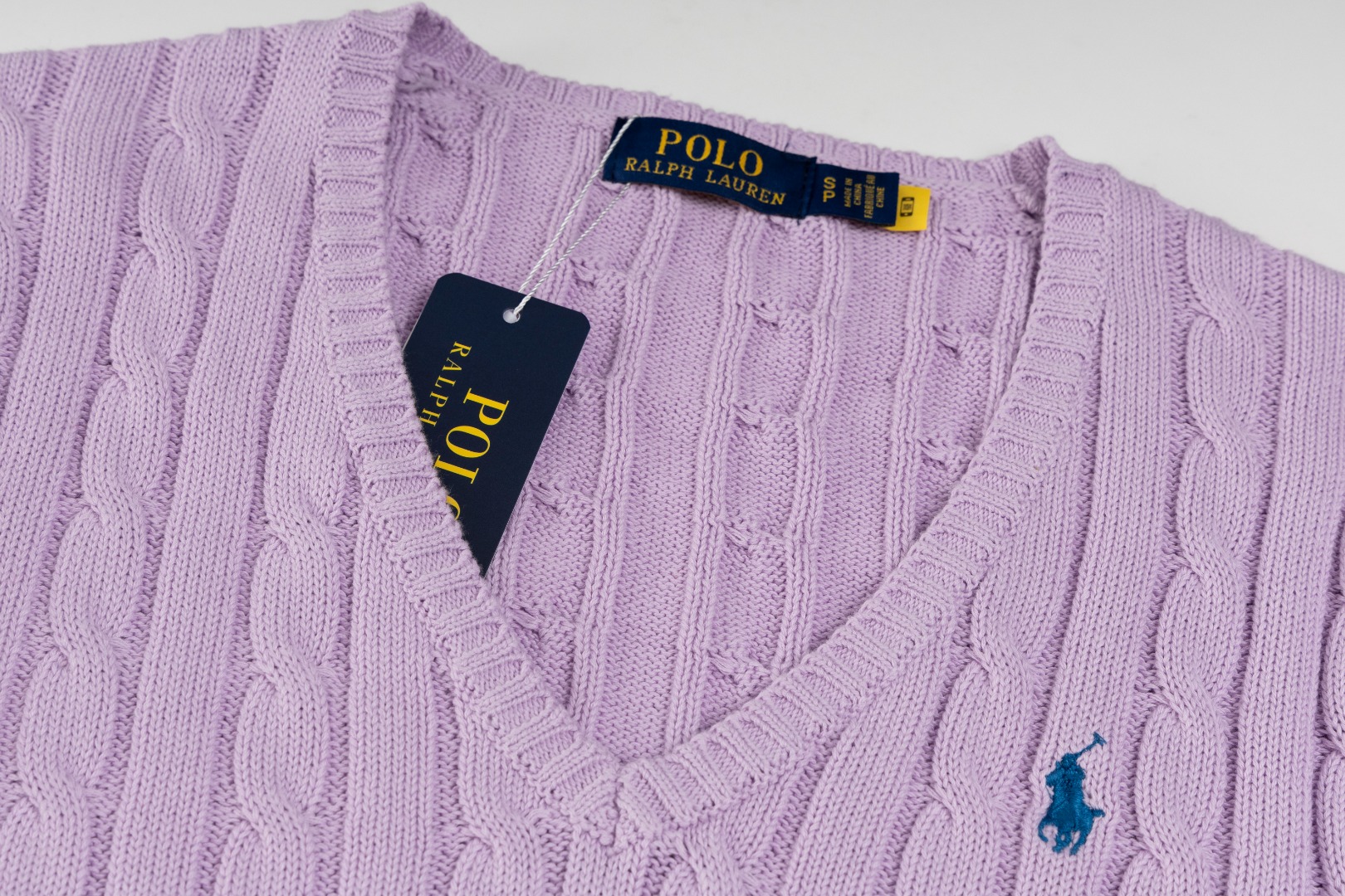 💰95QJ R90 RALPH LAUREN拉夫劳伦十三色经典小标刺绣V领套头绞花开衫毛衣女装上衣
胸口高密度LOGO刺绣,吊牌辅料原版定制。采用纯棉纱线纯棉亲肤舒适,小标战马刺绣麻花纽扣V领毛衣🐎高品质 跟着博主学穿搭!来一件拉夫劳伦绞花毛衣吧,爆红之后超级难买的系列,官网一件难求,简单实穿慵懒宽松感,加厚面料更有质感,手感柔软细腻,版型宽松,不管是单穿还是叠穿,简单一件就能穿出不同风格的时尚感!
Size:XS S M L
颜色:灰色 白色 黄色 粉色 紫色 卡其 棕色 森绿 彩蓝 玫红 大红 藏青色 黑色
胸围:41.5/43.5/45.5/47.5
肩宽:34.5/36/37.5/39
身长:56.5/58.5/60.5/62.5
袖长:60/61/62/63