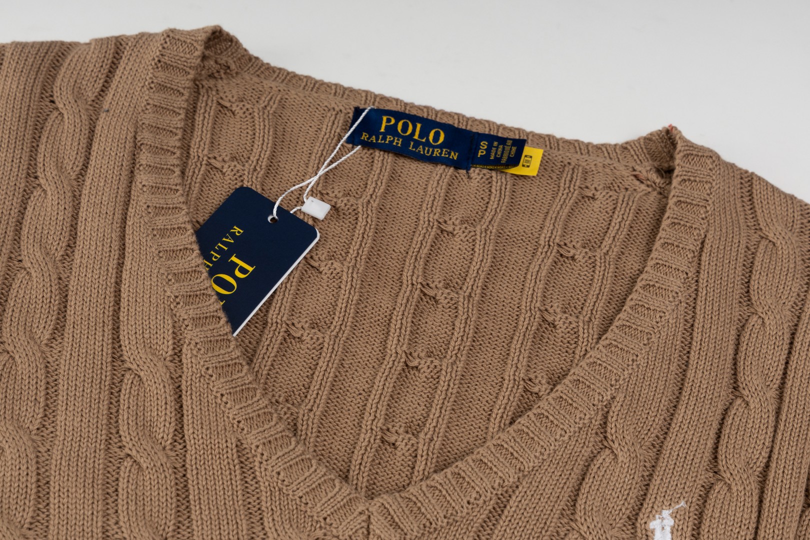 💰95QJ R90 RALPH LAUREN拉夫劳伦十三色经典小标刺绣V领套头绞花开衫毛衣女装上衣
胸口高密度LOGO刺绣,吊牌辅料原版定制。采用纯棉纱线纯棉亲肤舒适,小标战马刺绣麻花纽扣V领毛衣🐎高品质 跟着博主学穿搭!来一件拉夫劳伦绞花毛衣吧,爆红之后超级难买的系列,官网一件难求,简单实穿慵懒宽松感,加厚面料更有质感,手感柔软细腻,版型宽松,不管是单穿还是叠穿,简单一件就能穿出不同风格的时尚感!
Size:XS S M L
颜色:灰色 白色 黄色 粉色 紫色 卡其 棕色 森绿 彩蓝 玫红 大红 藏青色 黑色
胸围:41.5/43.5/45.5/47.5
肩宽:34.5/36/37.5/39
身长:56.5/58.5/60.5/62.5
袖长:60/61/62/63