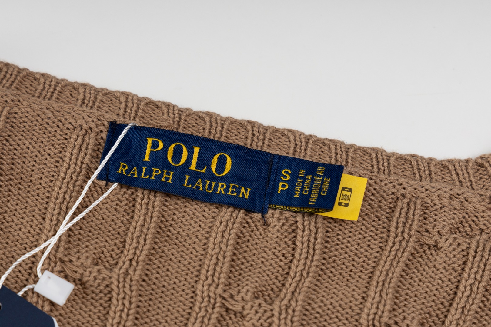 💰95QJ R90 RALPH LAUREN拉夫劳伦十三色经典小标刺绣V领套头绞花开衫毛衣女装上衣
胸口高密度LOGO刺绣,吊牌辅料原版定制。采用纯棉纱线纯棉亲肤舒适,小标战马刺绣麻花纽扣V领毛衣🐎高品质 跟着博主学穿搭!来一件拉夫劳伦绞花毛衣吧,爆红之后超级难买的系列,官网一件难求,简单实穿慵懒宽松感,加厚面料更有质感,手感柔软细腻,版型宽松,不管是单穿还是叠穿,简单一件就能穿出不同风格的时尚感!
Size:XS S M L
颜色:灰色 白色 黄色 粉色 紫色 卡其 棕色 森绿 彩蓝 玫红 大红 藏青色 黑色
胸围:41.5/43.5/45.5/47.5
肩宽:34.5/36/37.5/39
身长:56.5/58.5/60.5/62.5
袖长:60/61/62/63