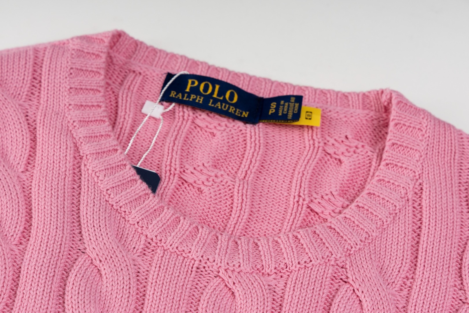 💰100QJ R91 RALPH LAUREN拉夫劳伦十四色经典小标刺绣圆领套头绞花开衫毛衣男装上衣

胸口高密度LOGO刺绣，吊牌辅料原版定制。采用纯棉纱线纯棉亲肤舒适，小标战马刺绣麻花纽扣圆领毛衣🐎高品质 跟着博主学穿搭！来一件拉夫劳伦绞花毛衣吧，爆红之后超级难买的系列，官网一件难求，简单实穿慵懒宽松感，加厚面料更有质感，手感柔软细腻，版型宽松，不管是单穿还是叠穿，简单一件就能穿出不同风格的时尚感！ 

Size：XS S M L XL
颜色：白色 黄色 粉色 湖水绿 彩蓝色 深绿 灰色 藏青白标 藏青红标 黑色红标 黑色白标 紫色 棕色 红色 
胸围：51/53/55/57/59
肩宽：39.5/41/42.5/44/45.5
身长：65/67/69/71/73
袖长：59/60/61/62/63