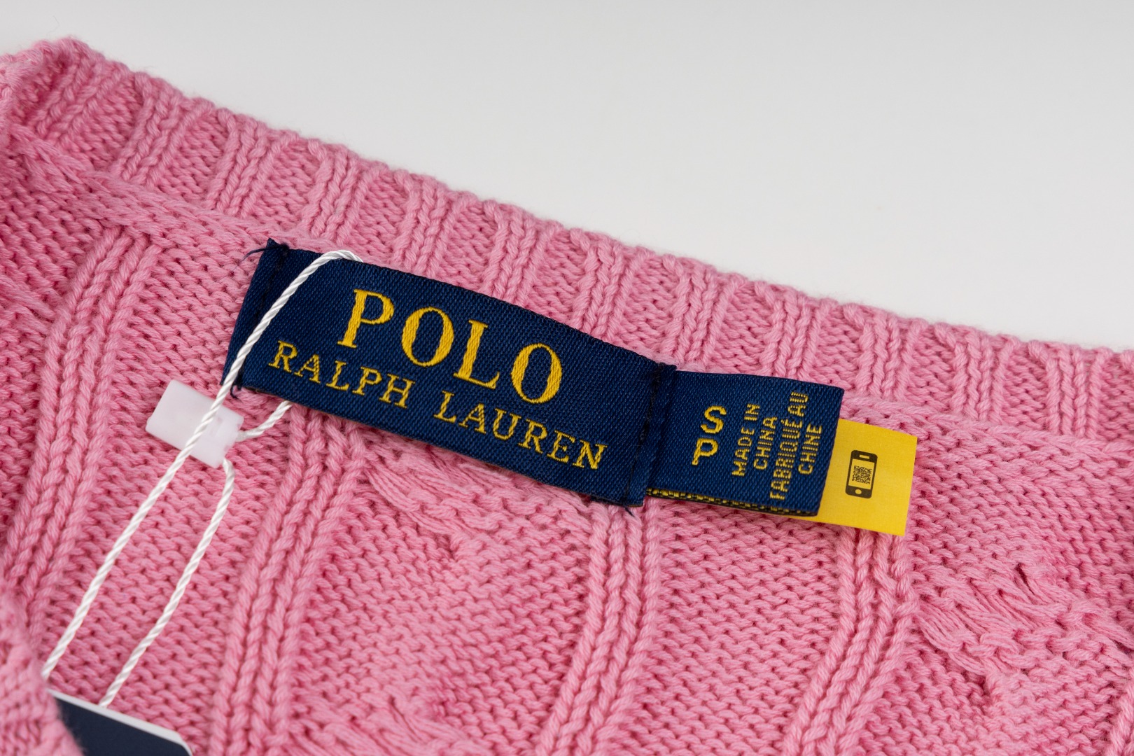 💰100QJ R91 RALPH LAUREN拉夫劳伦十四色经典小标刺绣圆领套头绞花开衫毛衣男装上衣

胸口高密度LOGO刺绣，吊牌辅料原版定制。采用纯棉纱线纯棉亲肤舒适，小标战马刺绣麻花纽扣圆领毛衣🐎高品质 跟着博主学穿搭！来一件拉夫劳伦绞花毛衣吧，爆红之后超级难买的系列，官网一件难求，简单实穿慵懒宽松感，加厚面料更有质感，手感柔软细腻，版型宽松，不管是单穿还是叠穿，简单一件就能穿出不同风格的时尚感！ 

Size：XS S M L XL
颜色：白色 黄色 粉色 湖水绿 彩蓝色 深绿 灰色 藏青白标 藏青红标 黑色红标 黑色白标 紫色 棕色 红色 
胸围：51/53/55/57/59
肩宽：39.5/41/42.5/44/45.5
身长：65/67/69/71/73
袖长：59/60/61/62/63