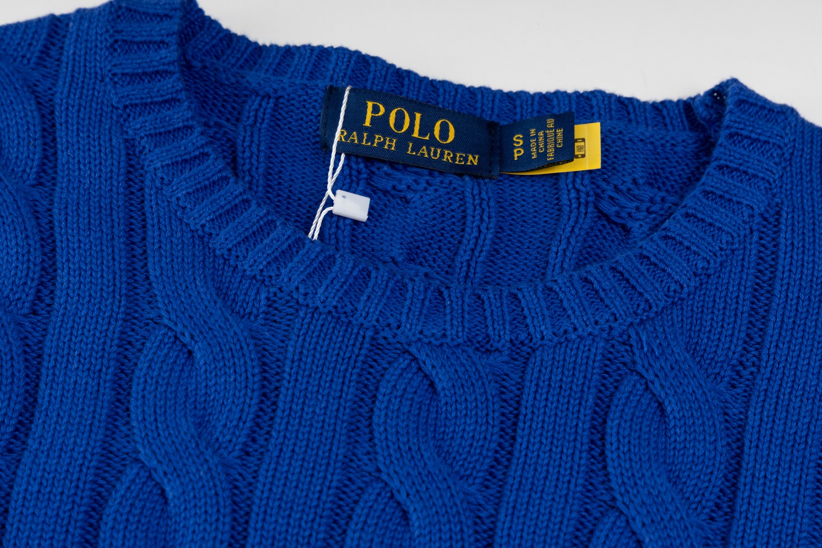 💰100QJ R91 RALPH LAUREN拉夫劳伦十四色经典小标刺绣圆领套头绞花开衫毛衣男装上衣

胸口高密度LOGO刺绣，吊牌辅料原版定制。采用纯棉纱线纯棉亲肤舒适，小标战马刺绣麻花纽扣圆领毛衣🐎高品质 跟着博主学穿搭！来一件拉夫劳伦绞花毛衣吧，爆红之后超级难买的系列，官网一件难求，简单实穿慵懒宽松感，加厚面料更有质感，手感柔软细腻，版型宽松，不管是单穿还是叠穿，简单一件就能穿出不同风格的时尚感！ 

Size：XS S M L XL
颜色：白色 黄色 粉色 湖水绿 彩蓝色 深绿 灰色 藏青白标 藏青红标 黑色红标 黑色白标 紫色 棕色 红色 
胸围：51/53/55/57/59
肩宽：39.5/41/42.5/44/45.5
身长：65/67/69/71/73
袖长：59/60/61/62/63