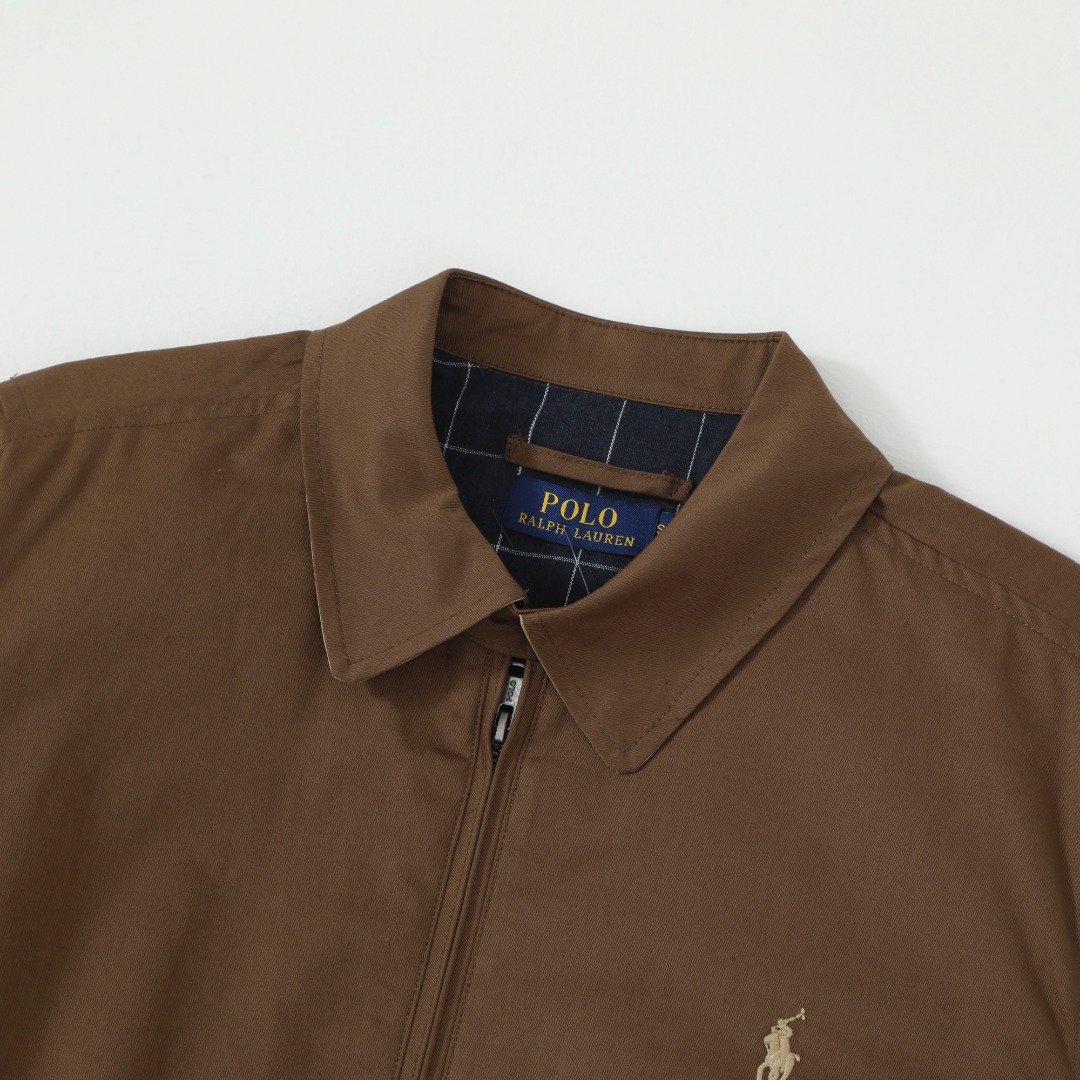 💰210 Ralph Lauren/拉夫劳伦 经典男女同款老干部拉链夹克外套RL12168
易梦玲同款 货号:RL12168 众多穿搭博主上身推荐, 哈林顿夹克的版型翻领拉链防风设计休闲风格和街头潮流元素完美融合,非常适合中性 穿搭。外套的面料质感十分出色,穿着舒适,是一款非常百搭的潮流外套。原版开发,百分百纯棉面料 精致刺绣 四季常青款放心入手 ,复古永不过时!
颜色:卡其色 黑色 藏青色 墨绿 棕色
货号: Q25R25
尺码: S-XL
S M L XL
衣长: 68 70 72 74
胸围:128 132 136 140
肩宽:52 53 54 55