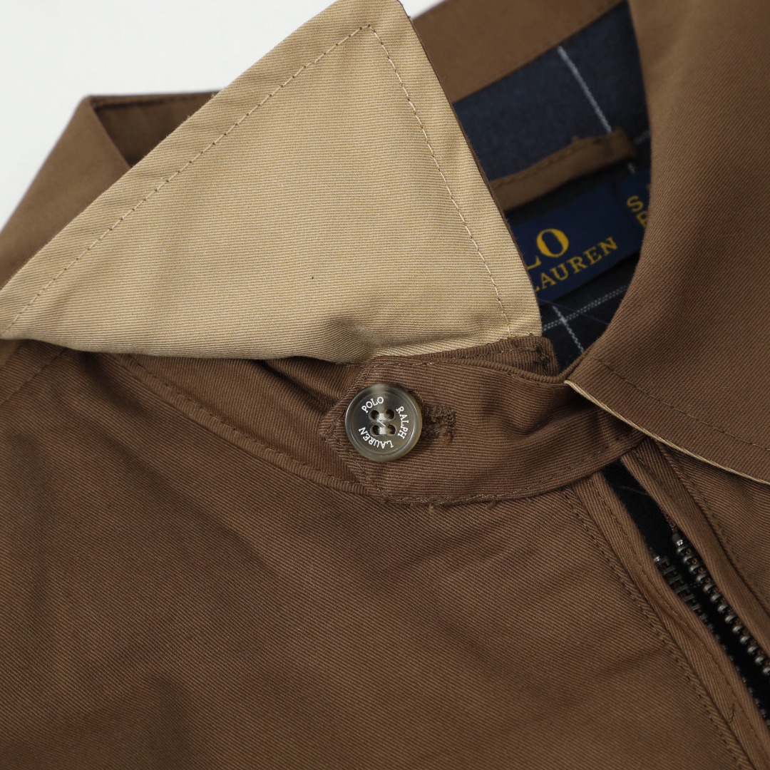 💰210 Ralph Lauren/拉夫劳伦 经典男女同款老干部拉链夹克外套RL12168
易梦玲同款 货号:RL12168 众多穿搭博主上身推荐, 哈林顿夹克的版型翻领拉链防风设计休闲风格和街头潮流元素完美融合,非常适合中性 穿搭。外套的面料质感十分出色,穿着舒适,是一款非常百搭的潮流外套。原版开发,百分百纯棉面料 精致刺绣 四季常青款放心入手 ,复古永不过时!
颜色:卡其色 黑色 藏青色 墨绿 棕色
货号: Q25R25
尺码: S-XL
S M L XL
衣长: 68 70 72 74
胸围:128 132 136 140
肩宽:52 53 54 55