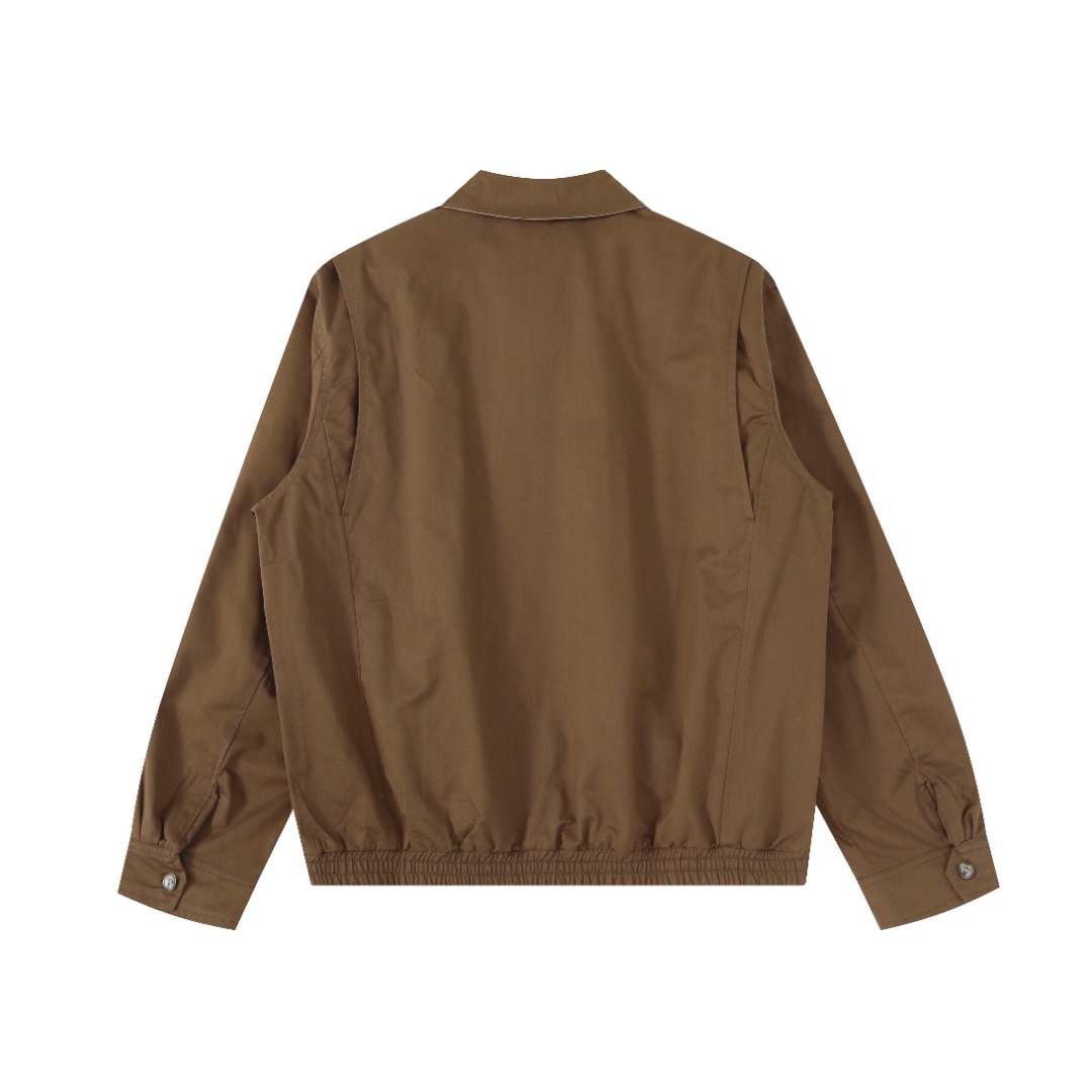 💰210 Ralph Lauren/拉夫劳伦 经典男女同款老干部拉链夹克外套RL12168
易梦玲同款 货号:RL12168 众多穿搭博主上身推荐, 哈林顿夹克的版型翻领拉链防风设计休闲风格和街头潮流元素完美融合,非常适合中性 穿搭。外套的面料质感十分出色,穿着舒适,是一款非常百搭的潮流外套。原版开发,百分百纯棉面料 精致刺绣 四季常青款放心入手 ,复古永不过时!
颜色:卡其色 黑色 藏青色 墨绿 棕色
货号: Q25R25
尺码: S-XL
S M L XL
衣长: 68 70 72 74
胸围:128 132 136 140
肩宽:52 53 54 55