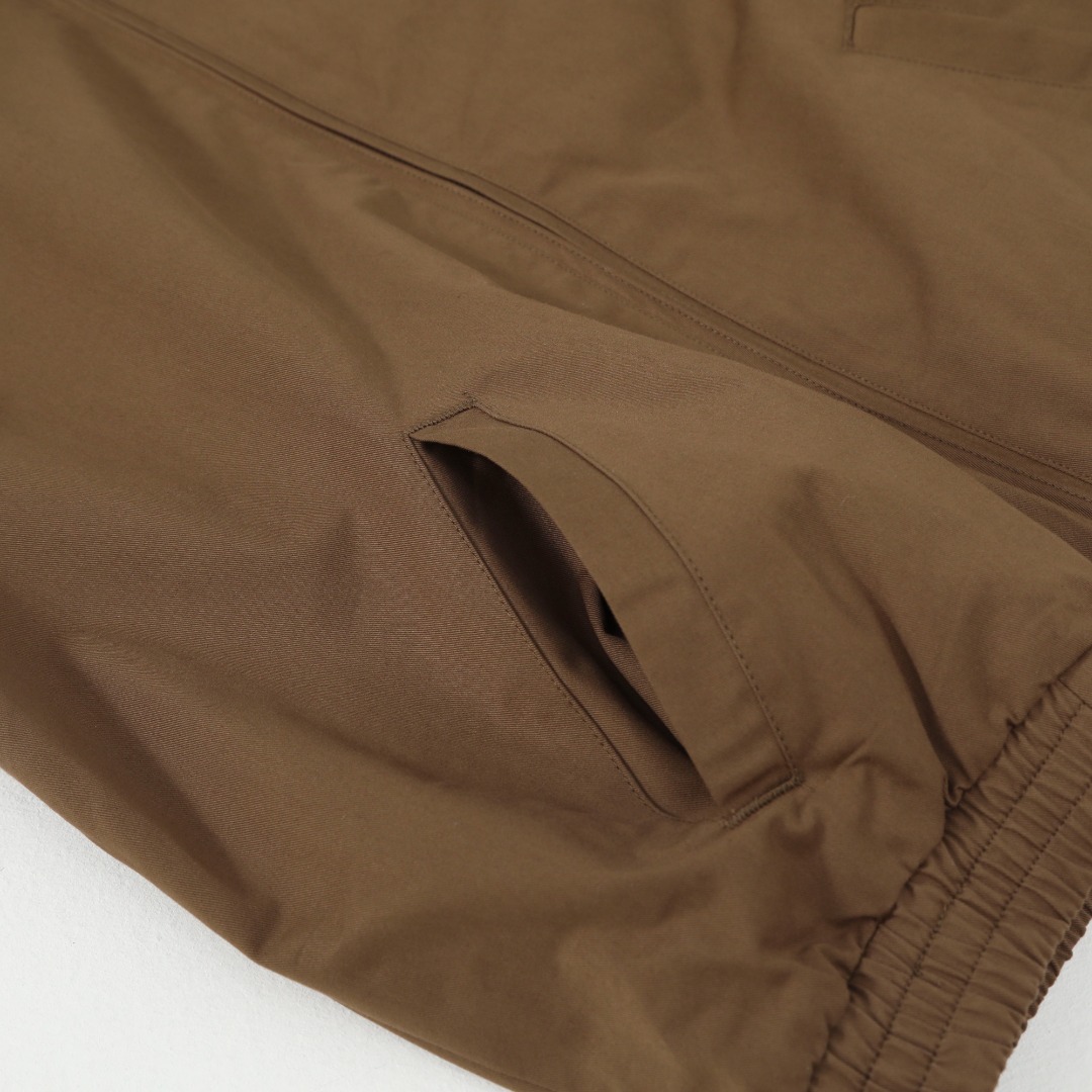 💰210 Ralph Lauren/拉夫劳伦 经典男女同款老干部拉链夹克外套RL12168
易梦玲同款 货号:RL12168 众多穿搭博主上身推荐, 哈林顿夹克的版型翻领拉链防风设计休闲风格和街头潮流元素完美融合,非常适合中性 穿搭。外套的面料质感十分出色,穿着舒适,是一款非常百搭的潮流外套。原版开发,百分百纯棉面料 精致刺绣 四季常青款放心入手 ,复古永不过时!
颜色:卡其色 黑色 藏青色 墨绿 棕色
货号: Q25R25
尺码: S-XL
S M L XL
衣长: 68 70 72 74
胸围:128 132 136 140
肩宽:52 53 54 55